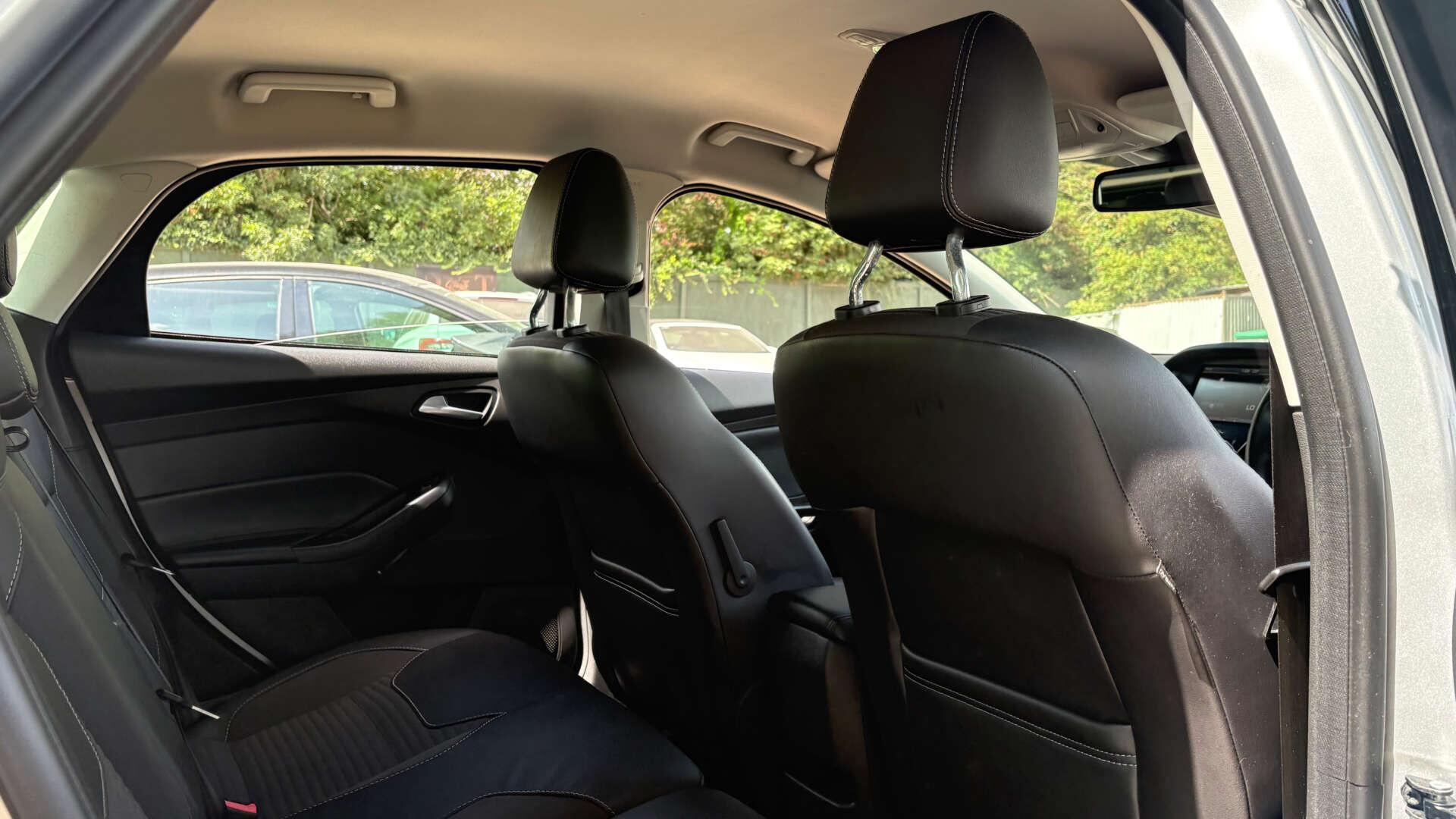 Ford Focus view 9