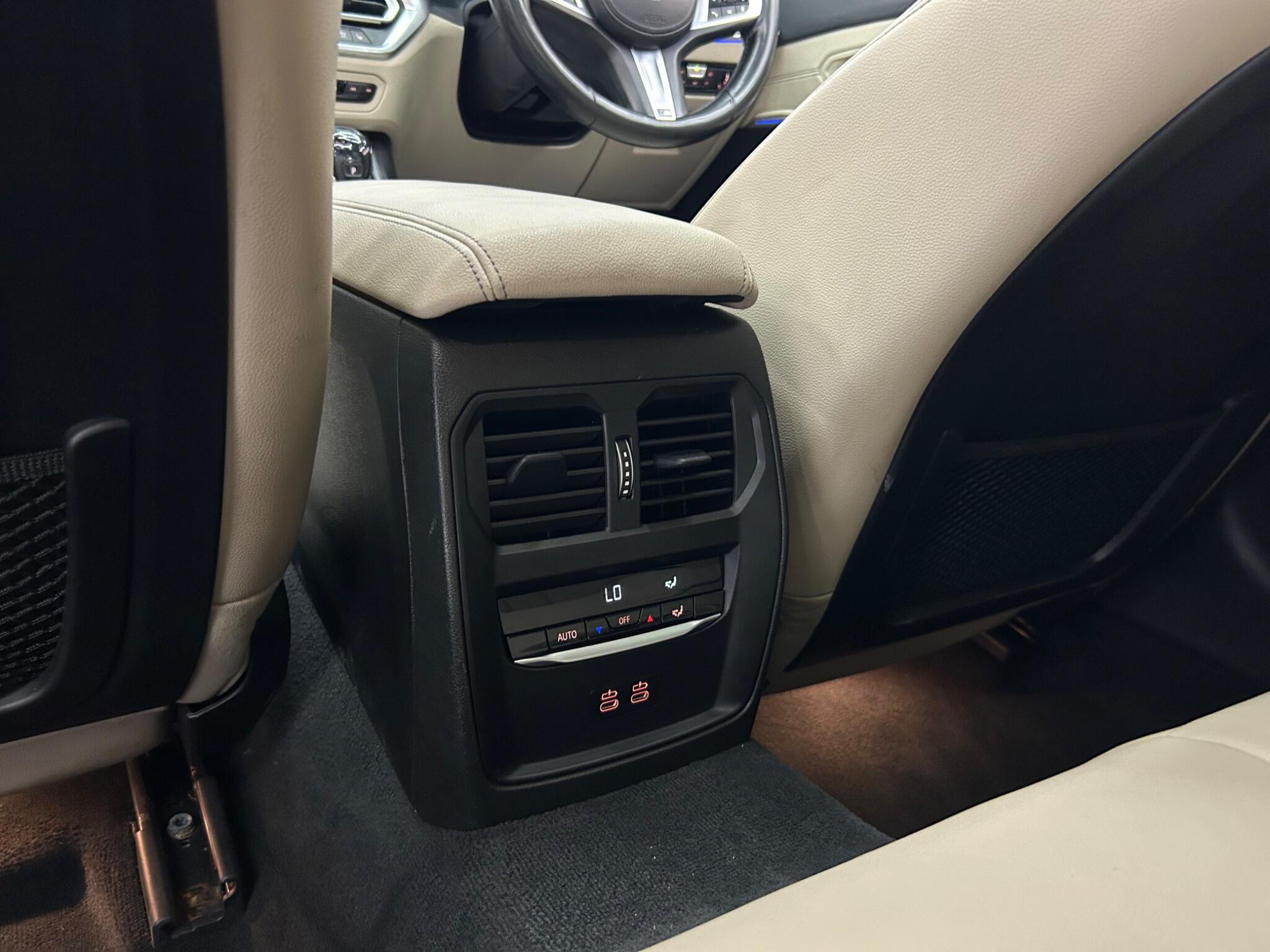 BMW 3 Series view 24