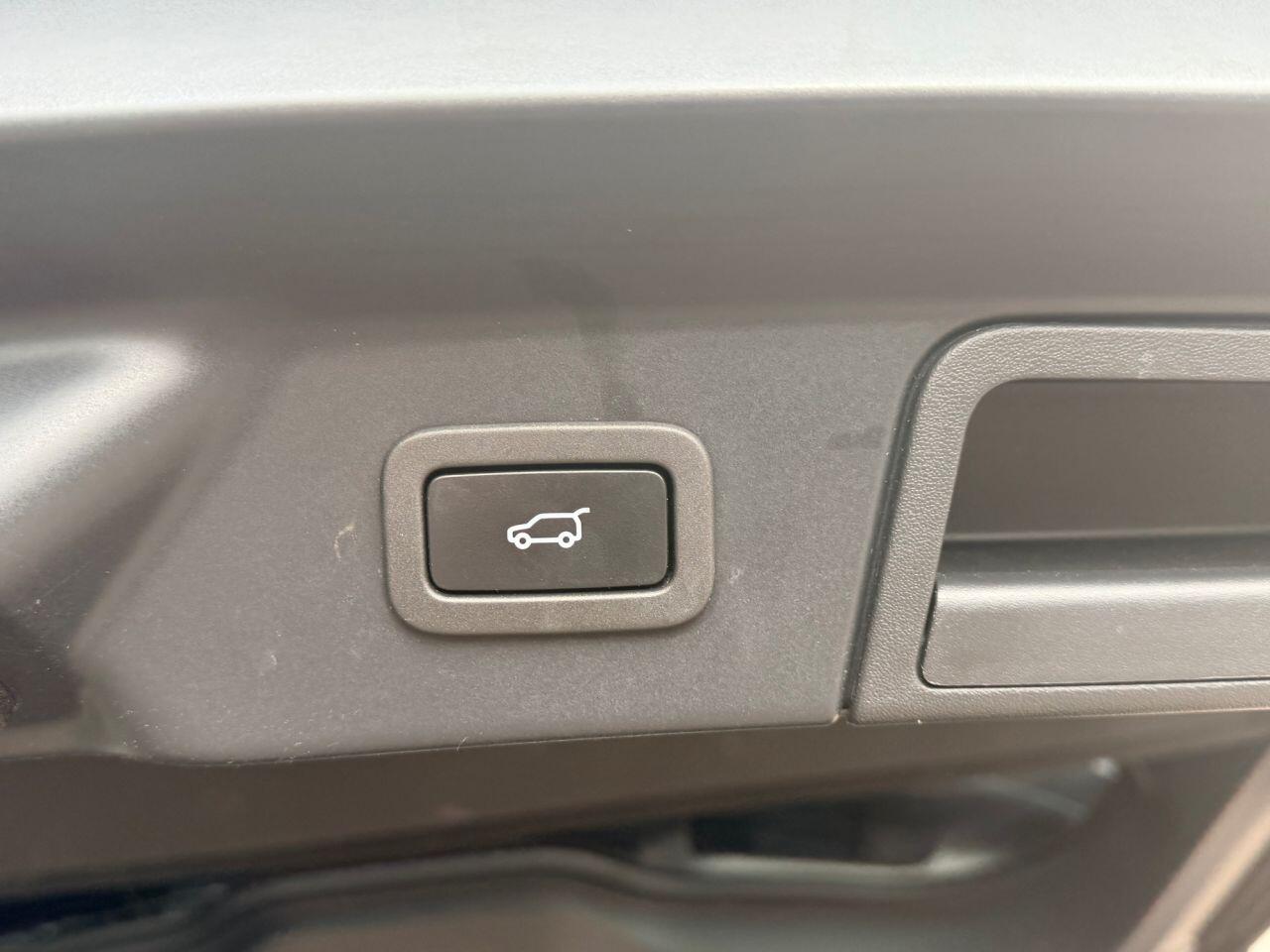 Land Rover Range Rover Velar view 16