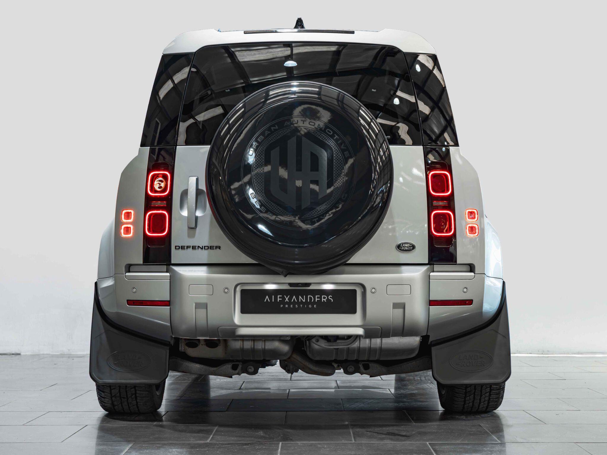 Land Rover Defender 110 view 10
