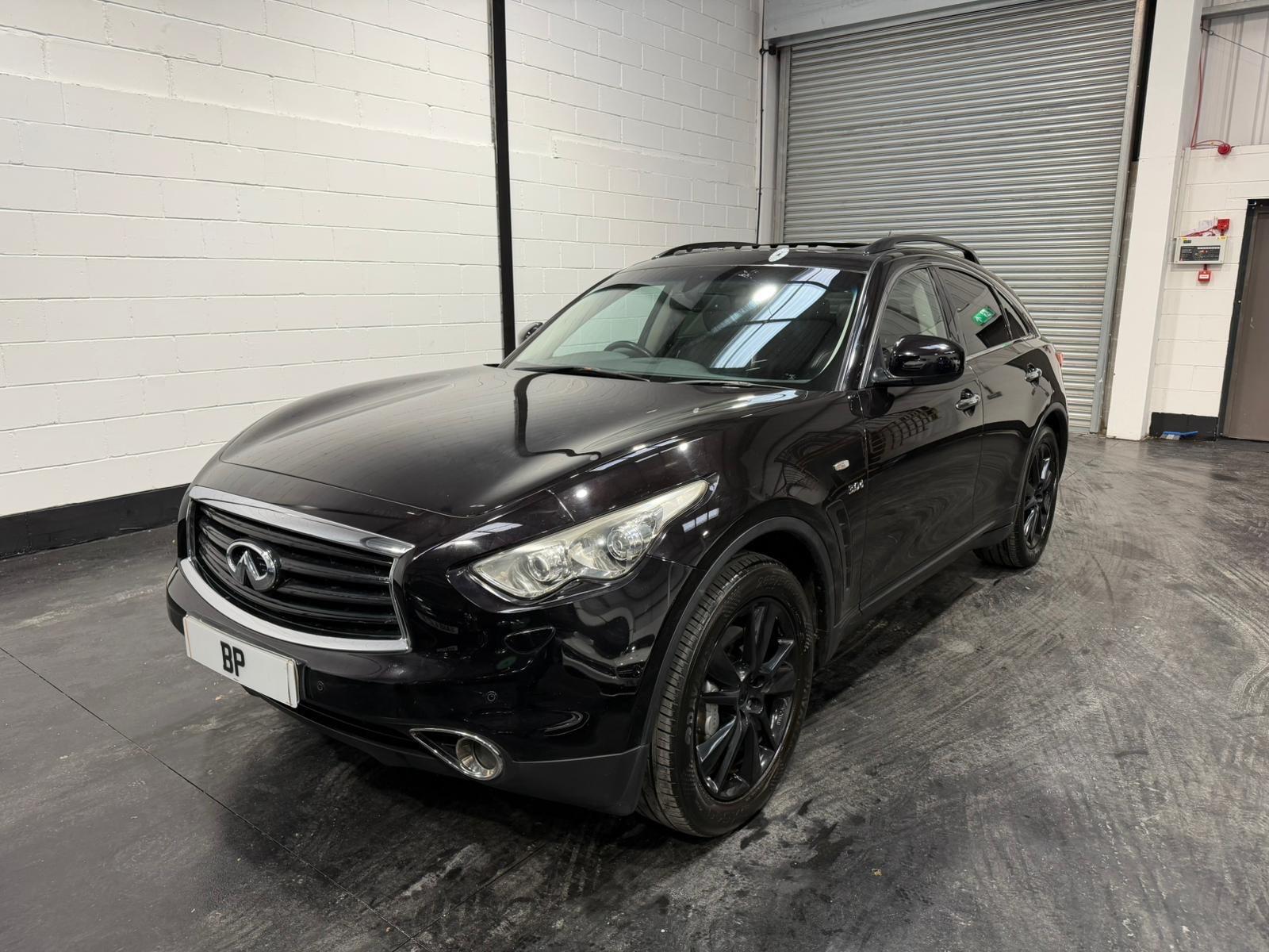 Infiniti QX70 view 3
