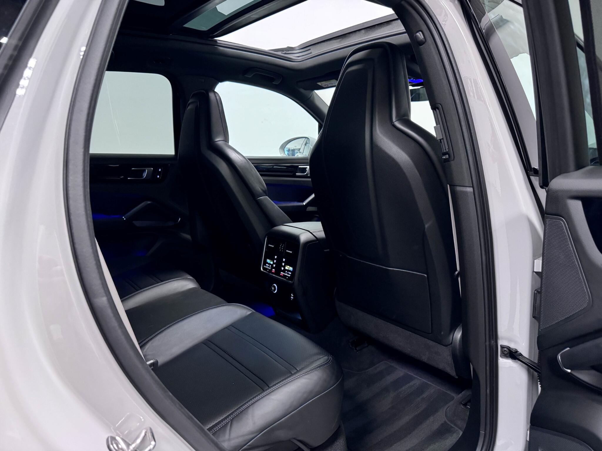 Porsche Cayenne view 34