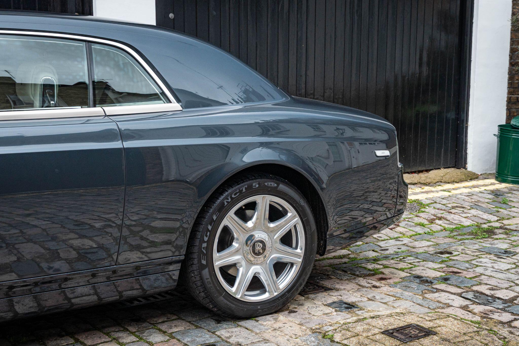 Rolls-Royce Phantom view 31