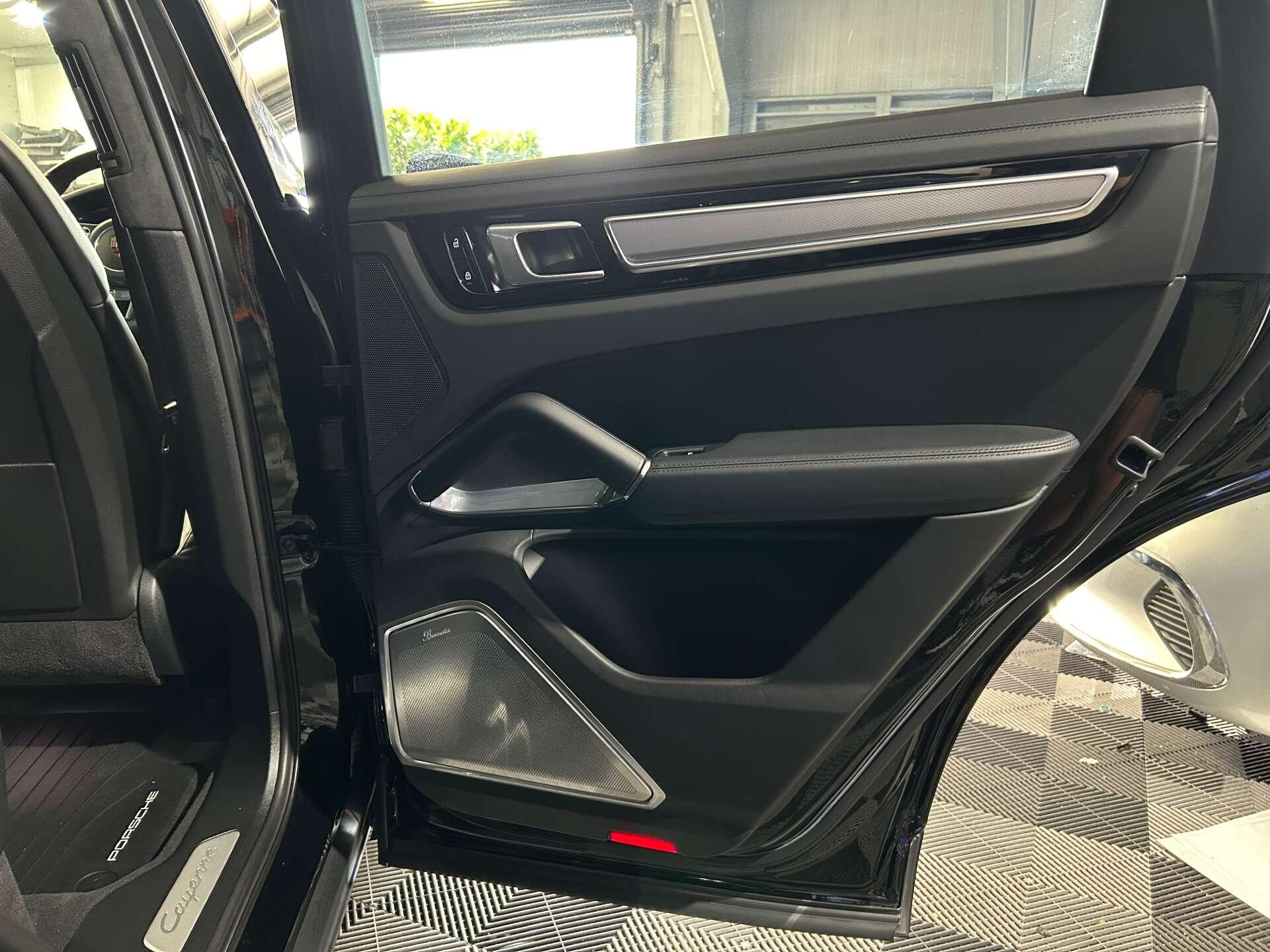 Porsche Cayenne view 31