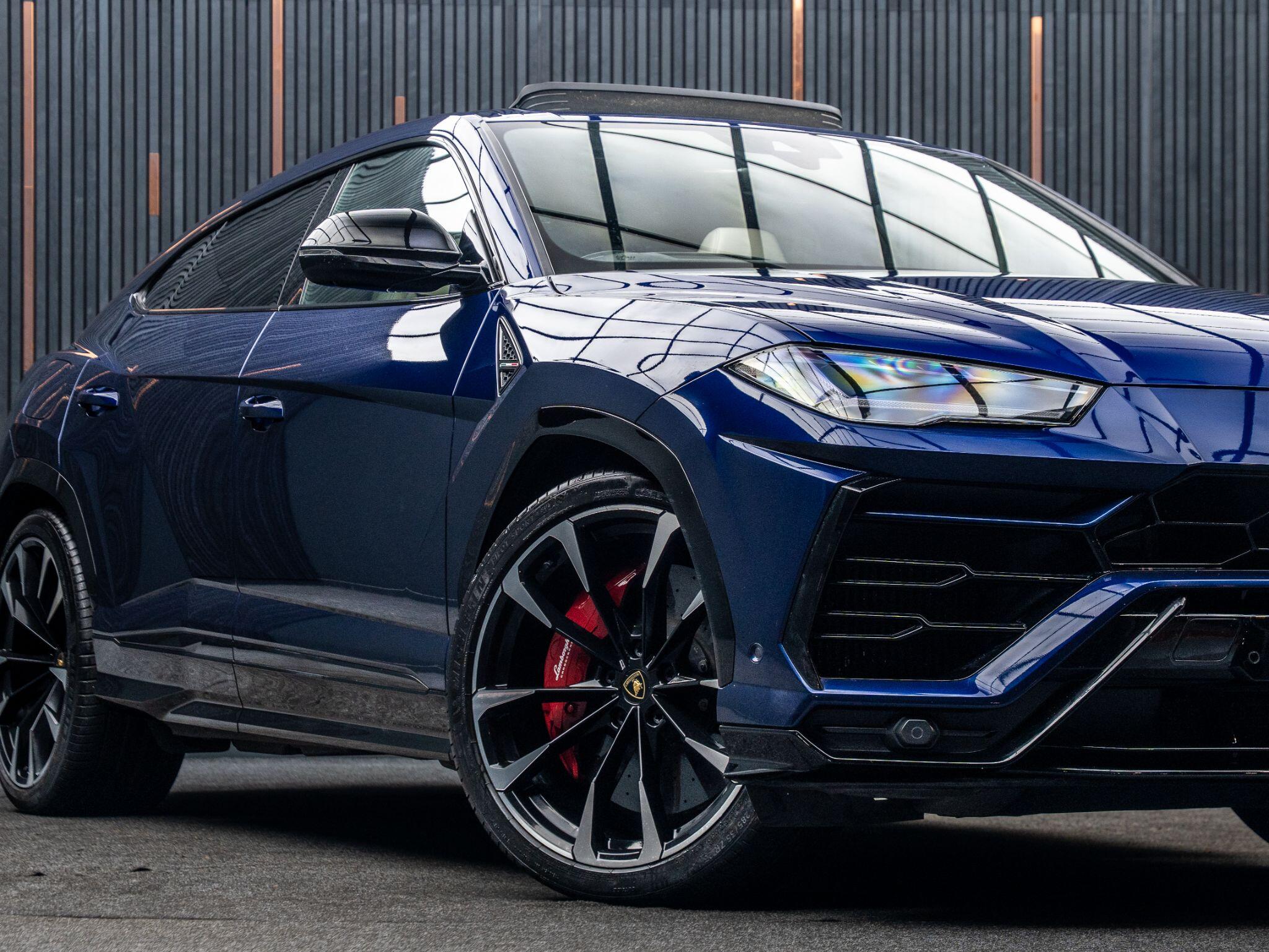 Lamborghini Urus view 7