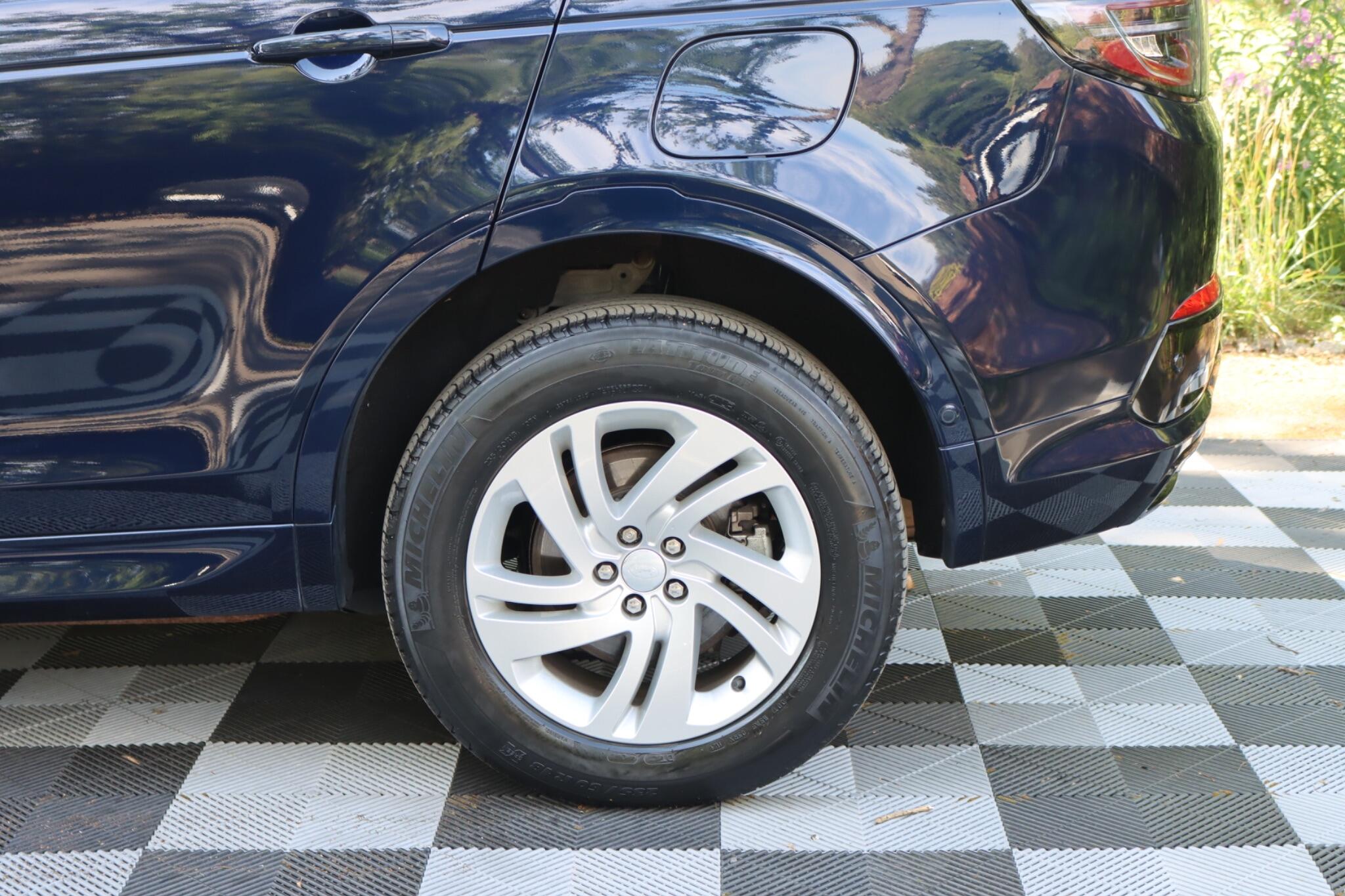 Land Rover Discovery Sport view 12