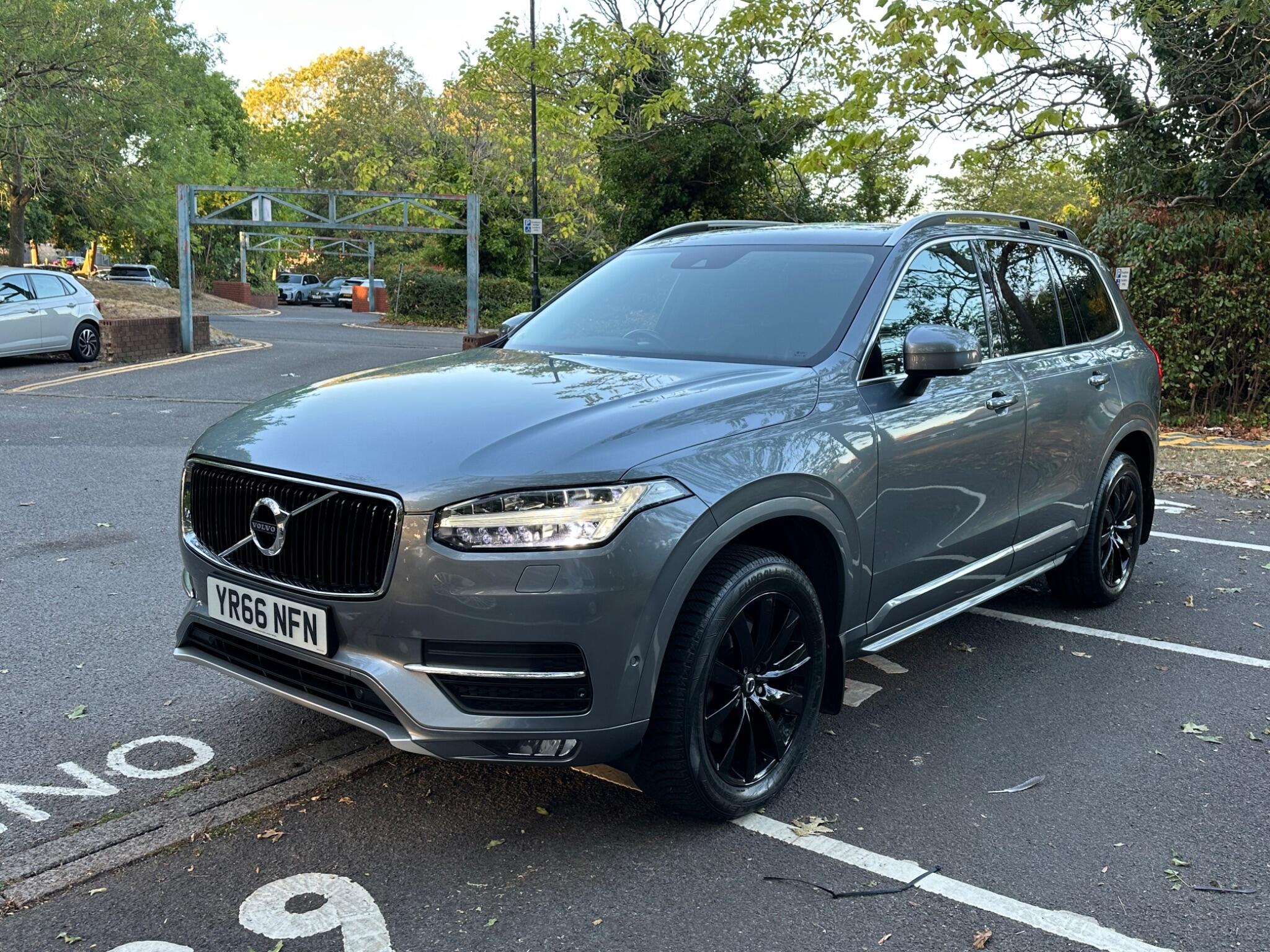 Volvo XC90 view 8
