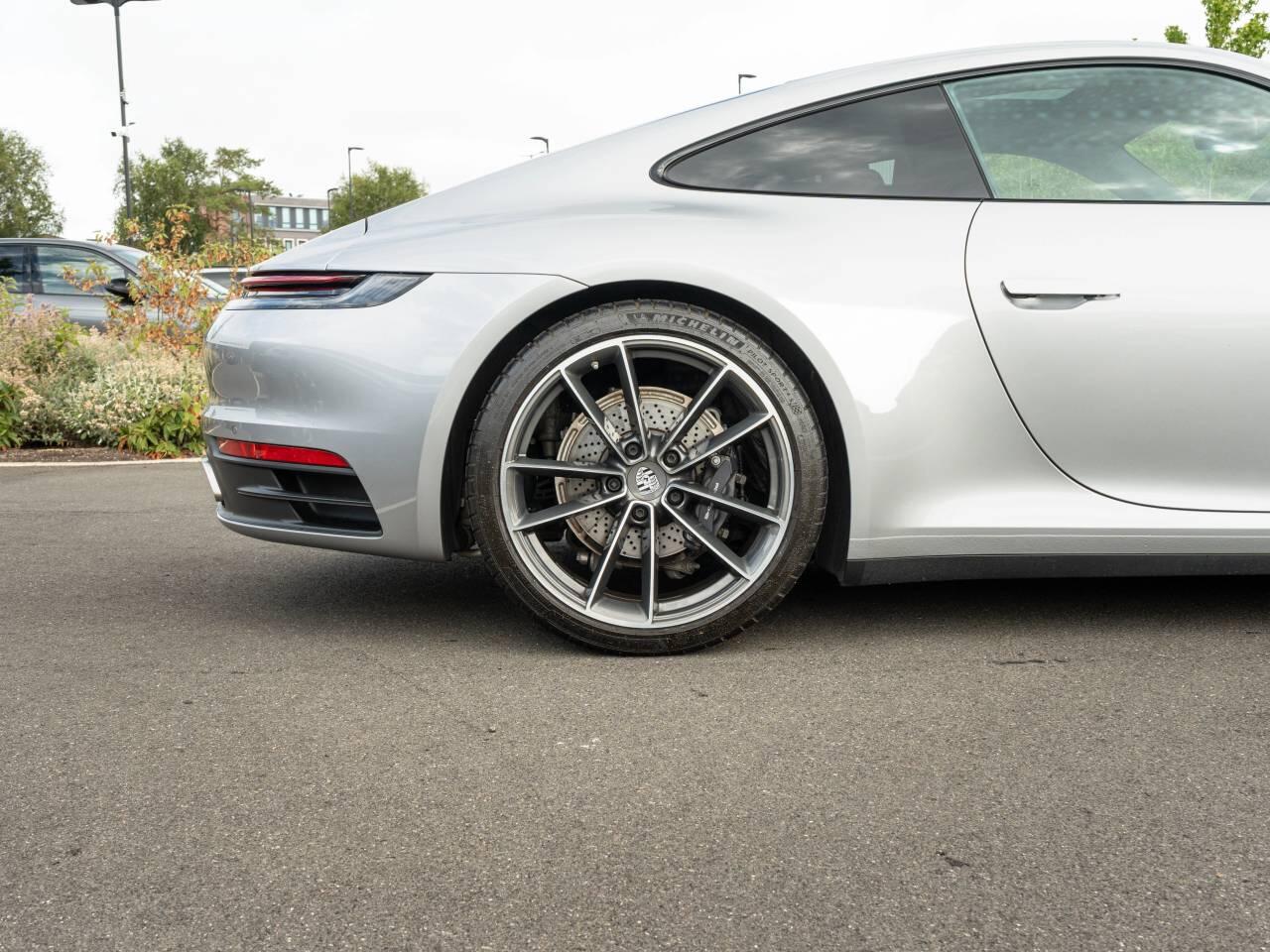 Porsche 911 view 16