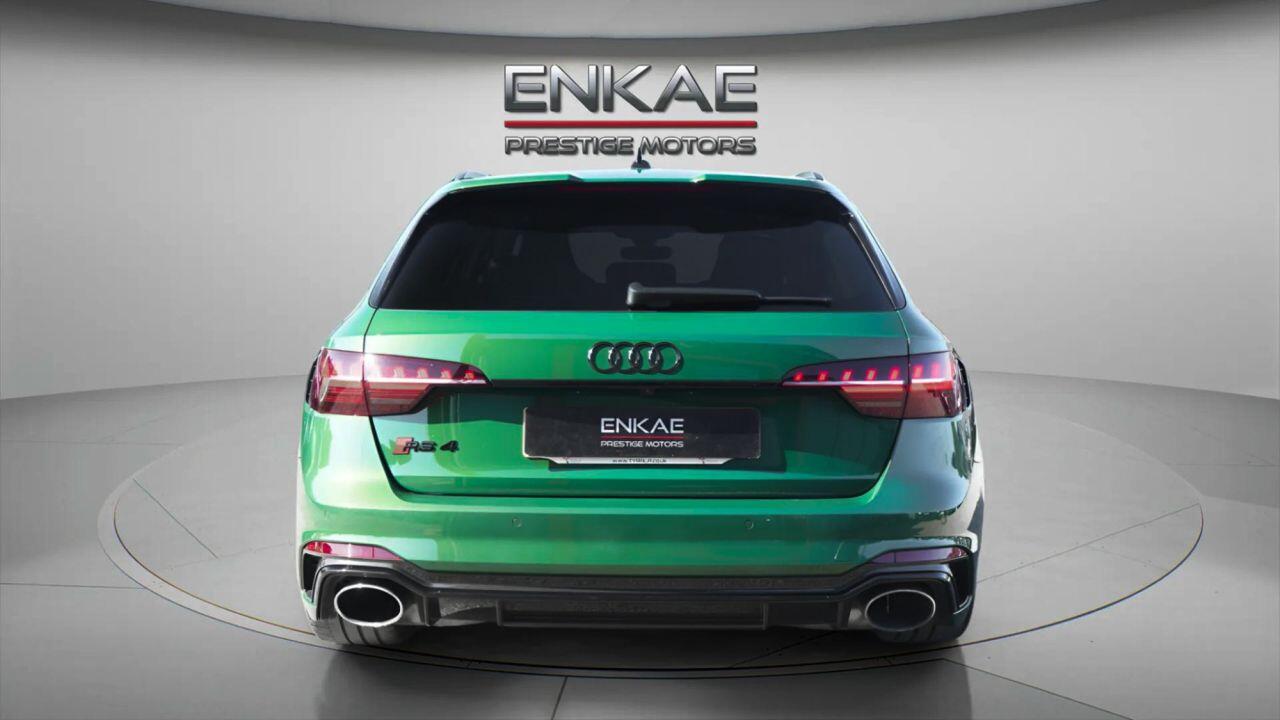 Audi RS4 Avant view 5