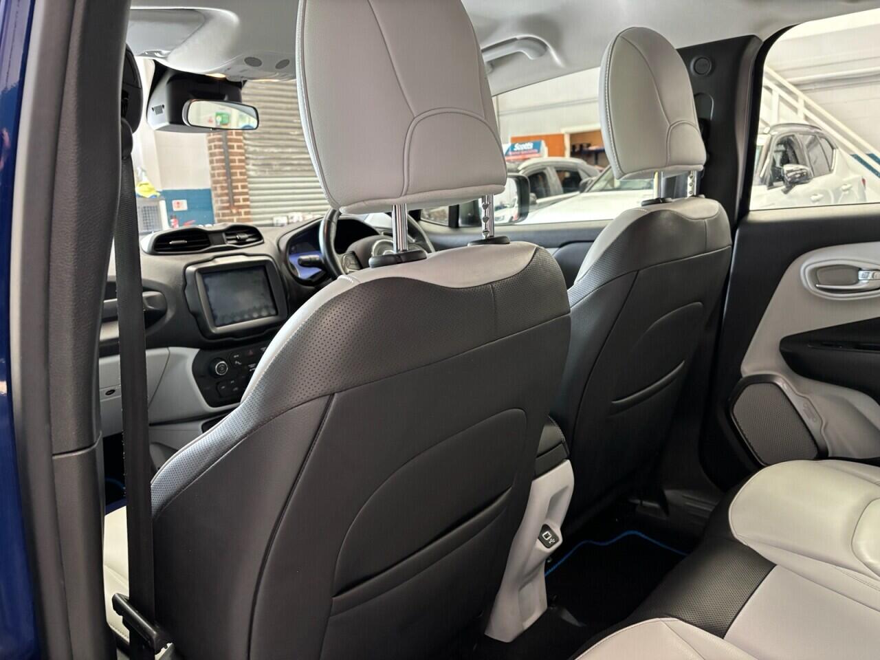 Jeep Renegade view 23