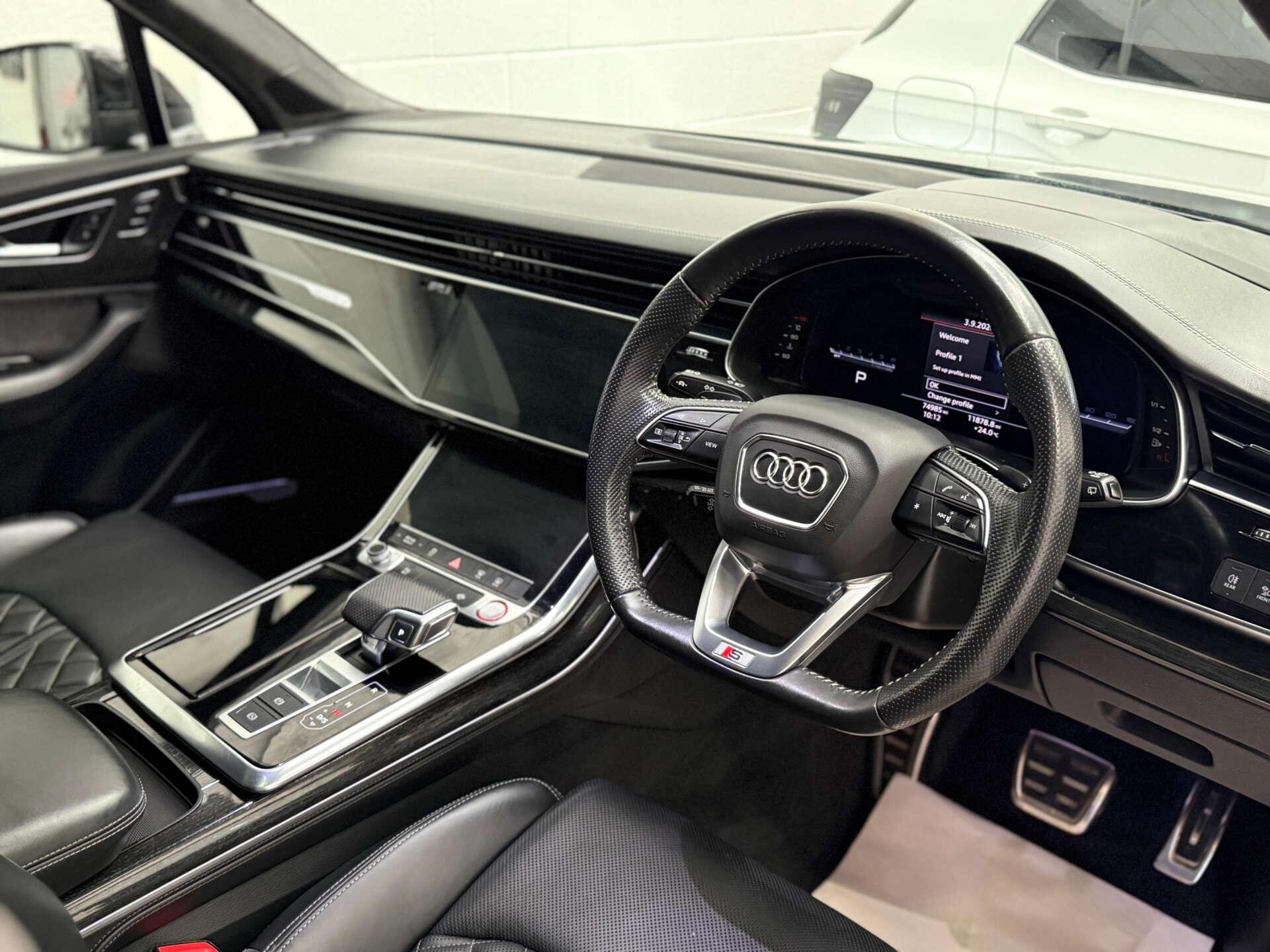 Audi SQ7 view 16