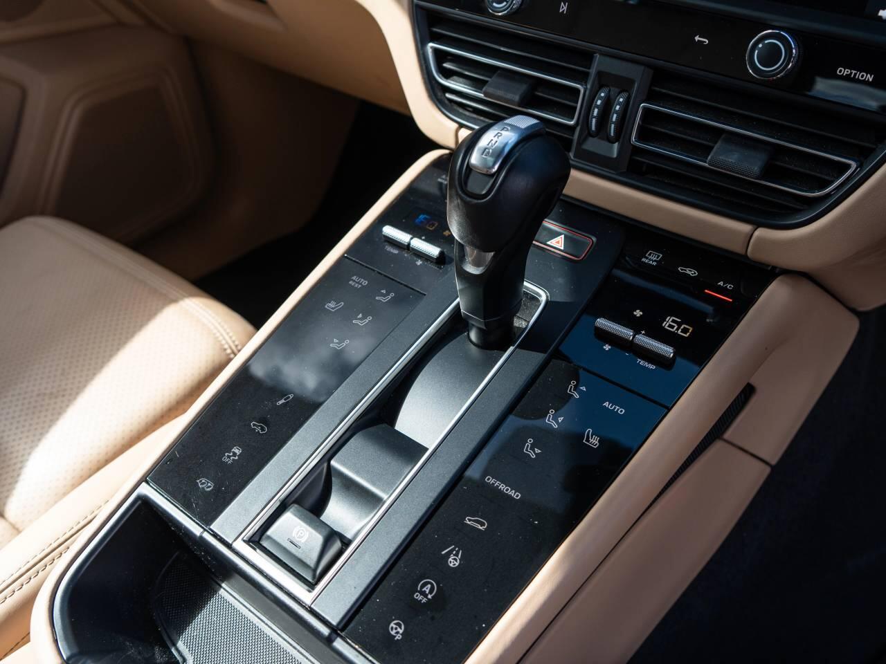 Porsche Macan view 34