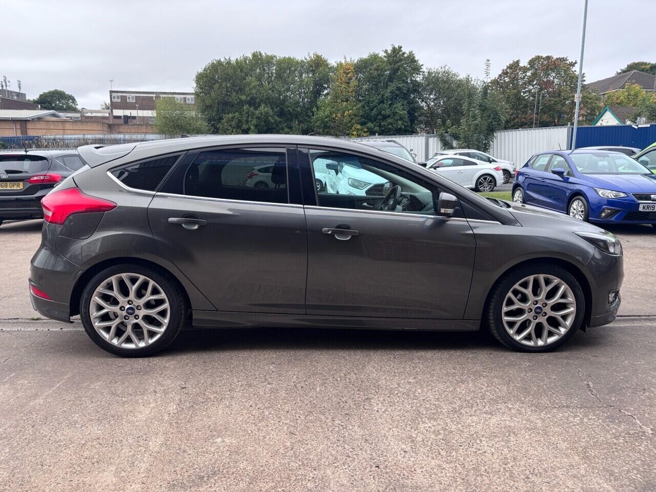 Ford Focus view 8