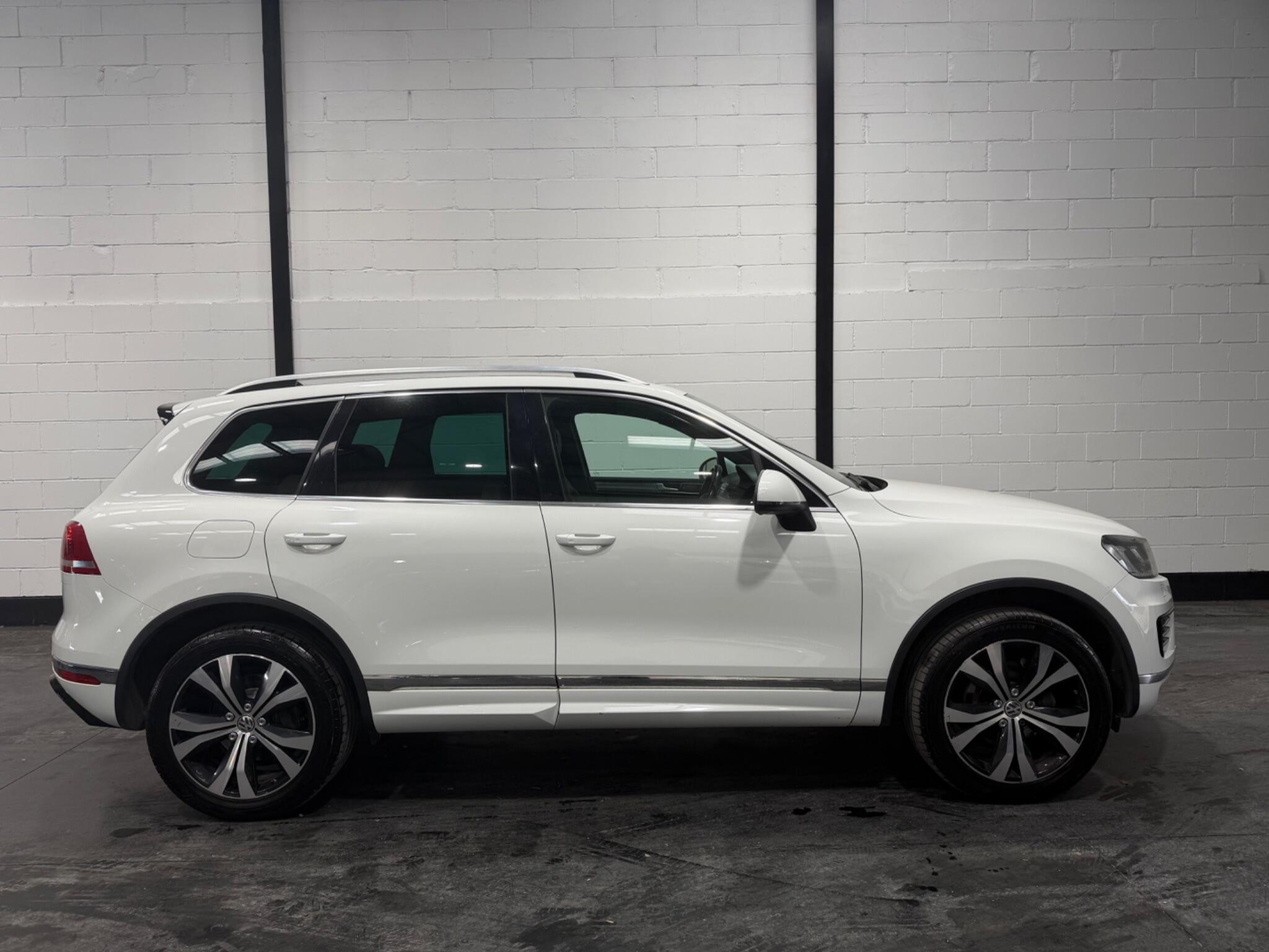 Volkswagen Touareg view 9