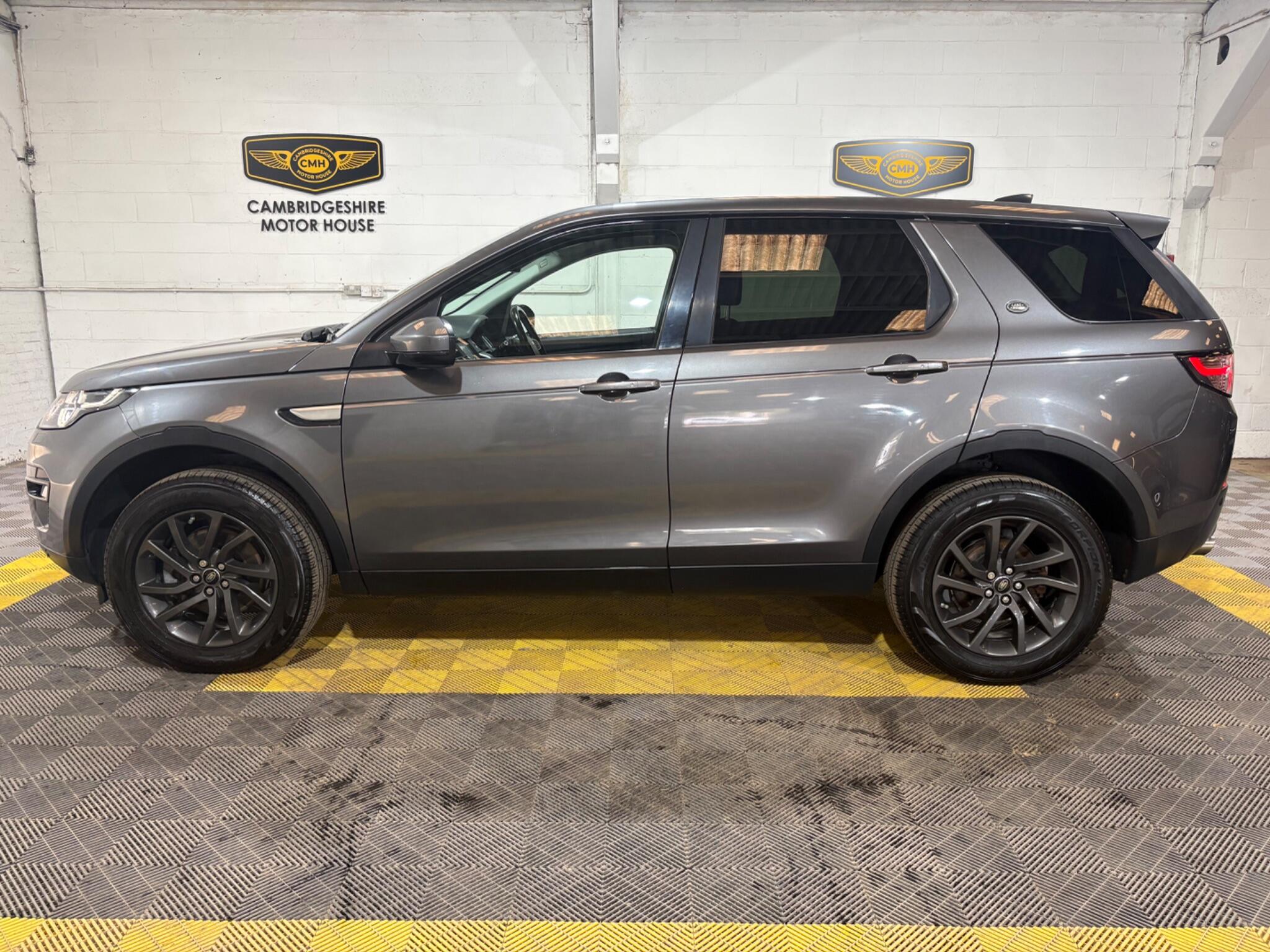 Land Rover Discovery Sport view 10