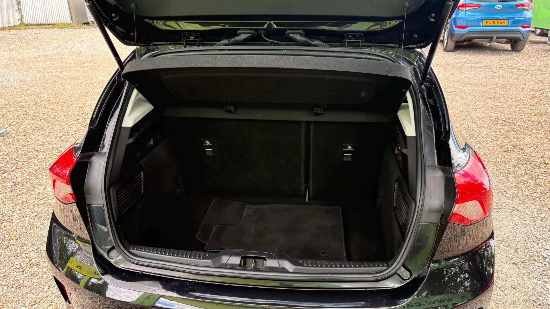 Ford Focus view 42