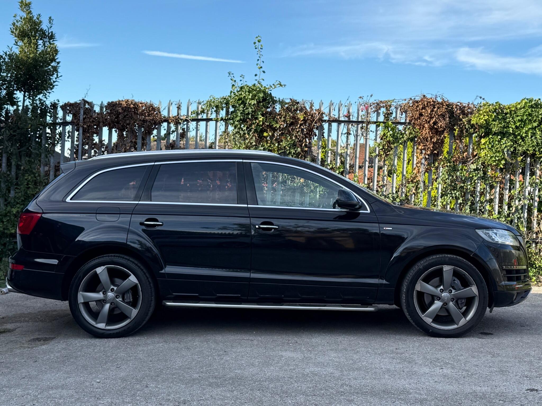 Audi Q7 view 7
