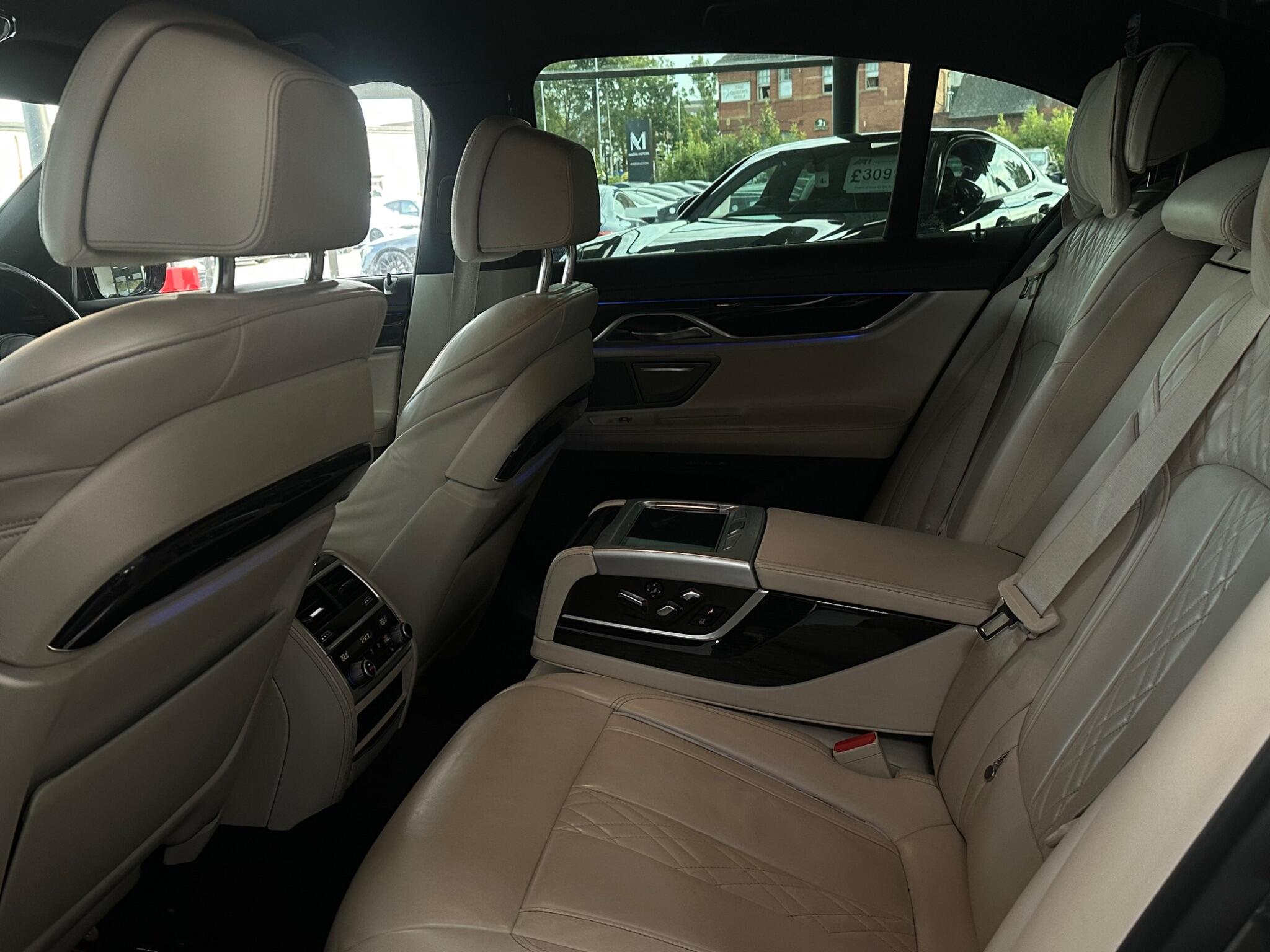 BMW 7 Series view 37