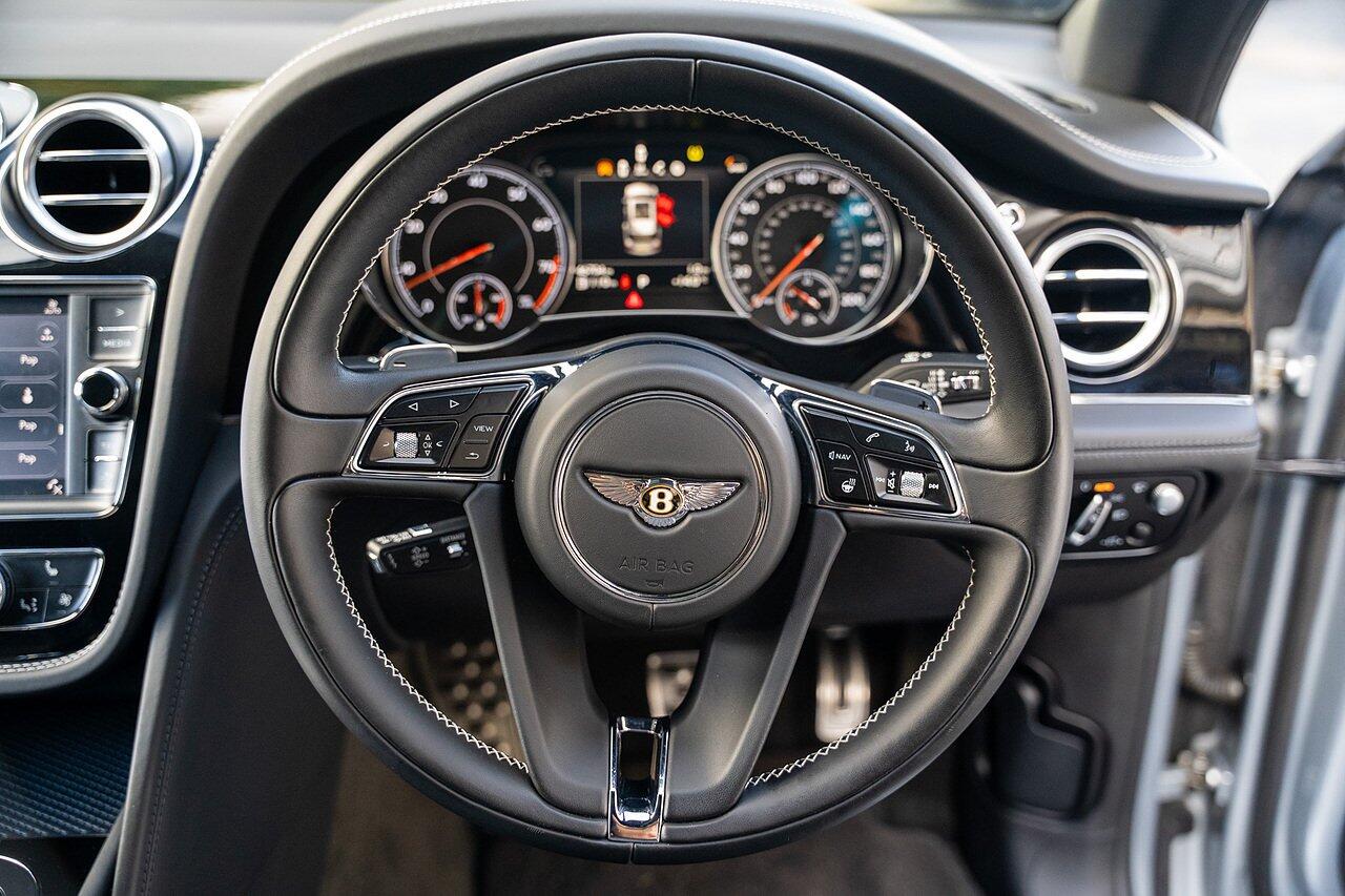 Bentley Bentayga view 70