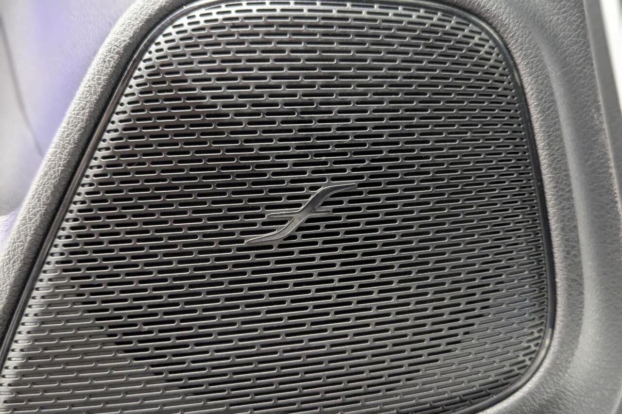 Mercedes-Benz Eqb view 38