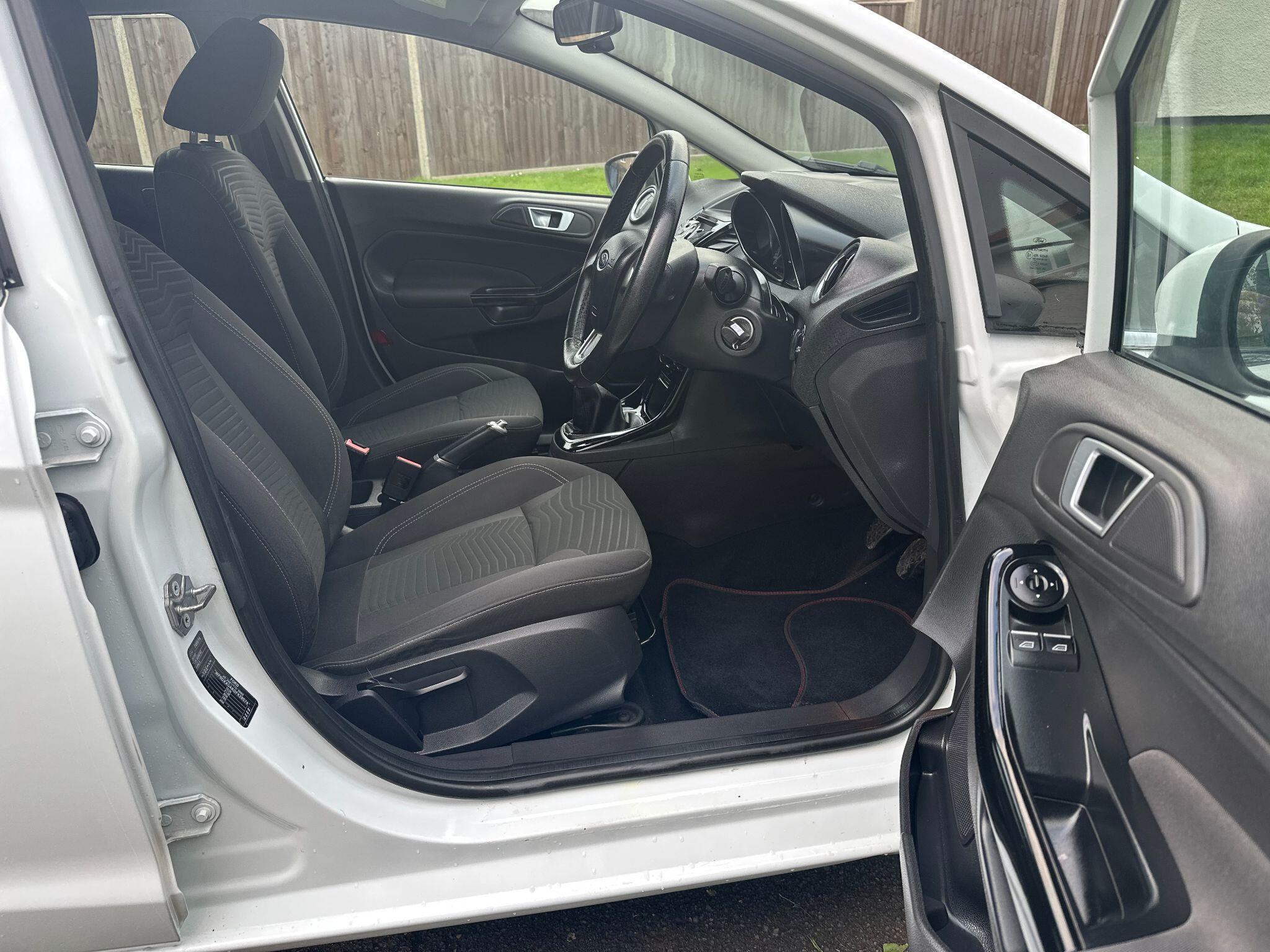 2015 Ford Fiesta image 37