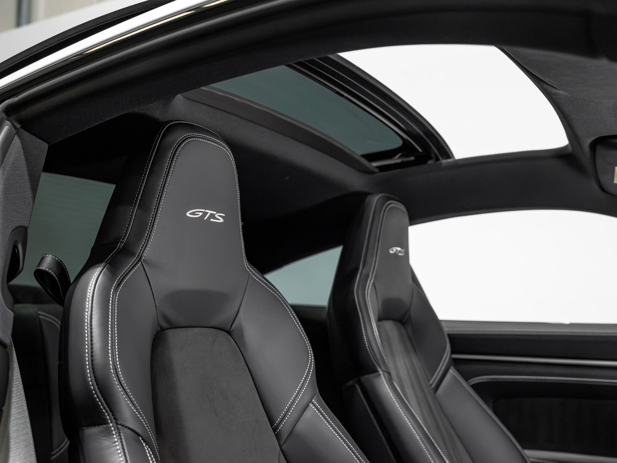 Porsche 911 view 24