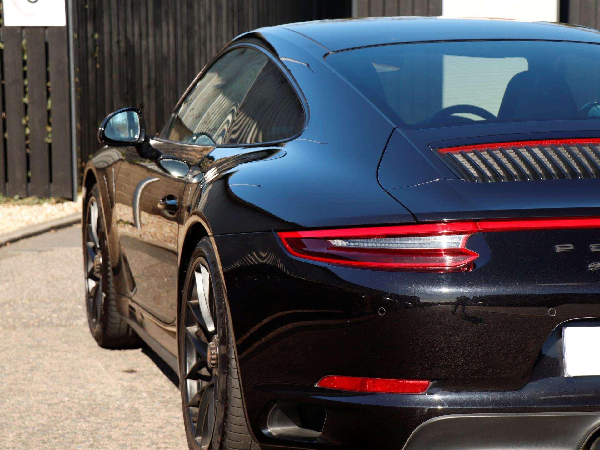 Porsche 911 view 29