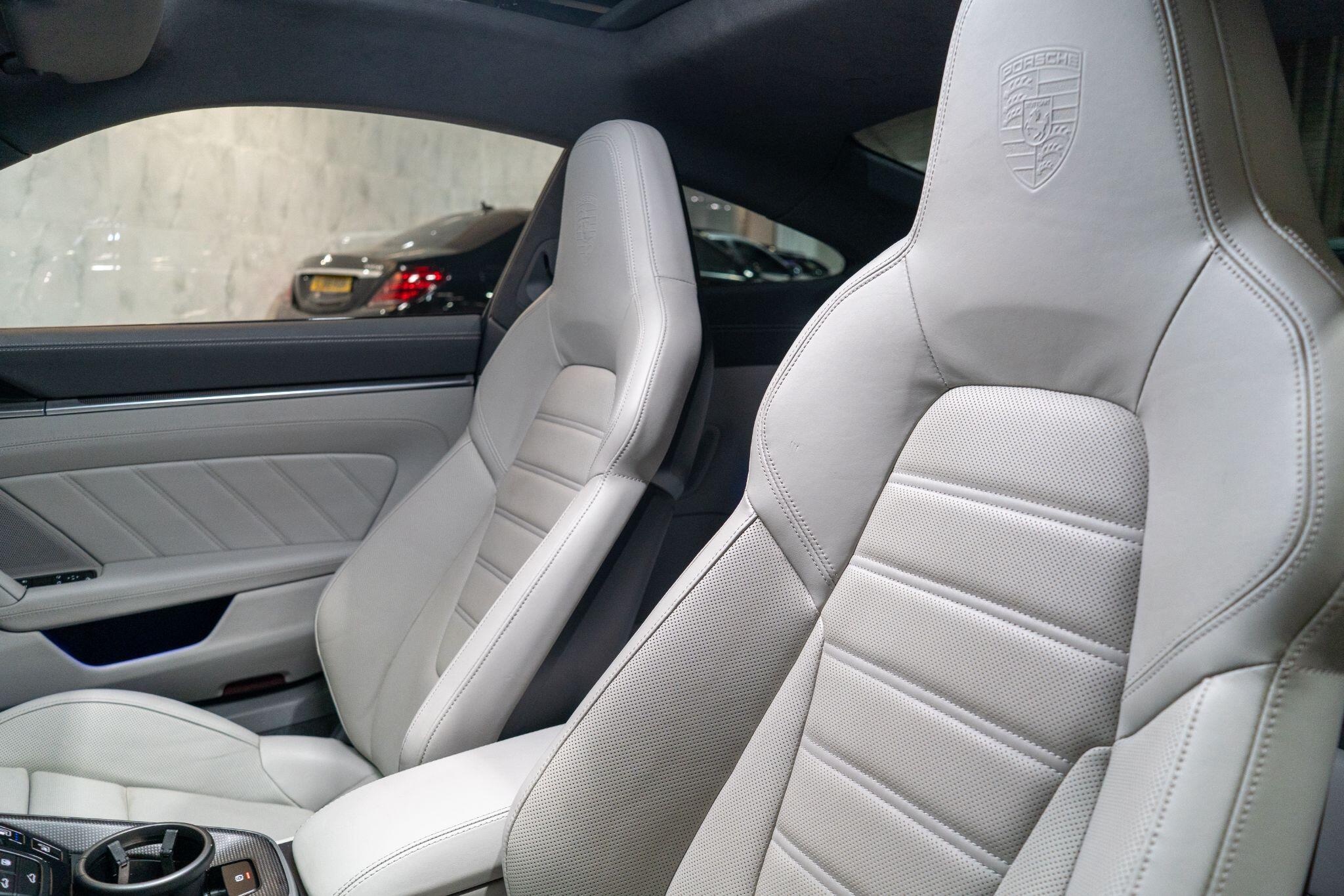 Porsche 911 view 12