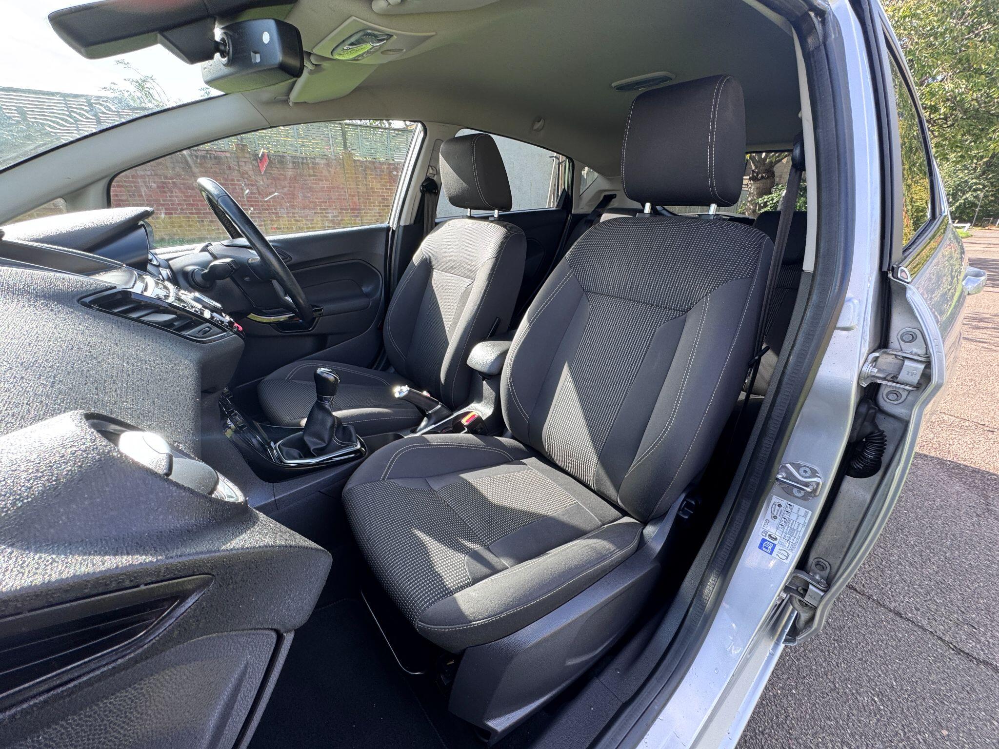 2017 Ford Fiesta image 35