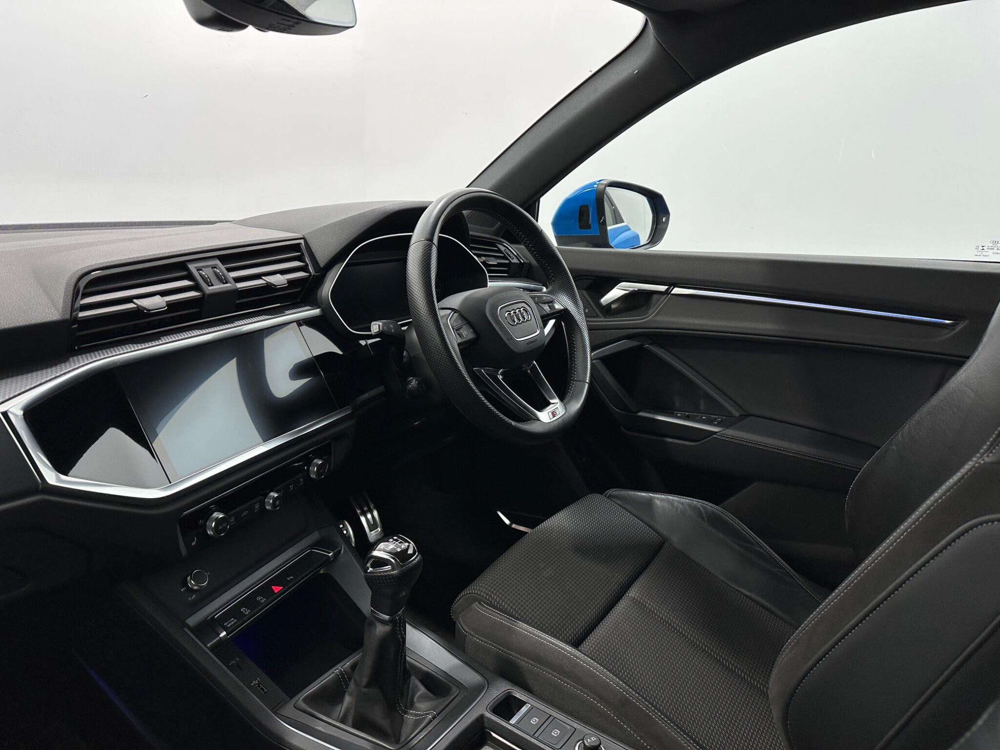 Audi Q3 view 31