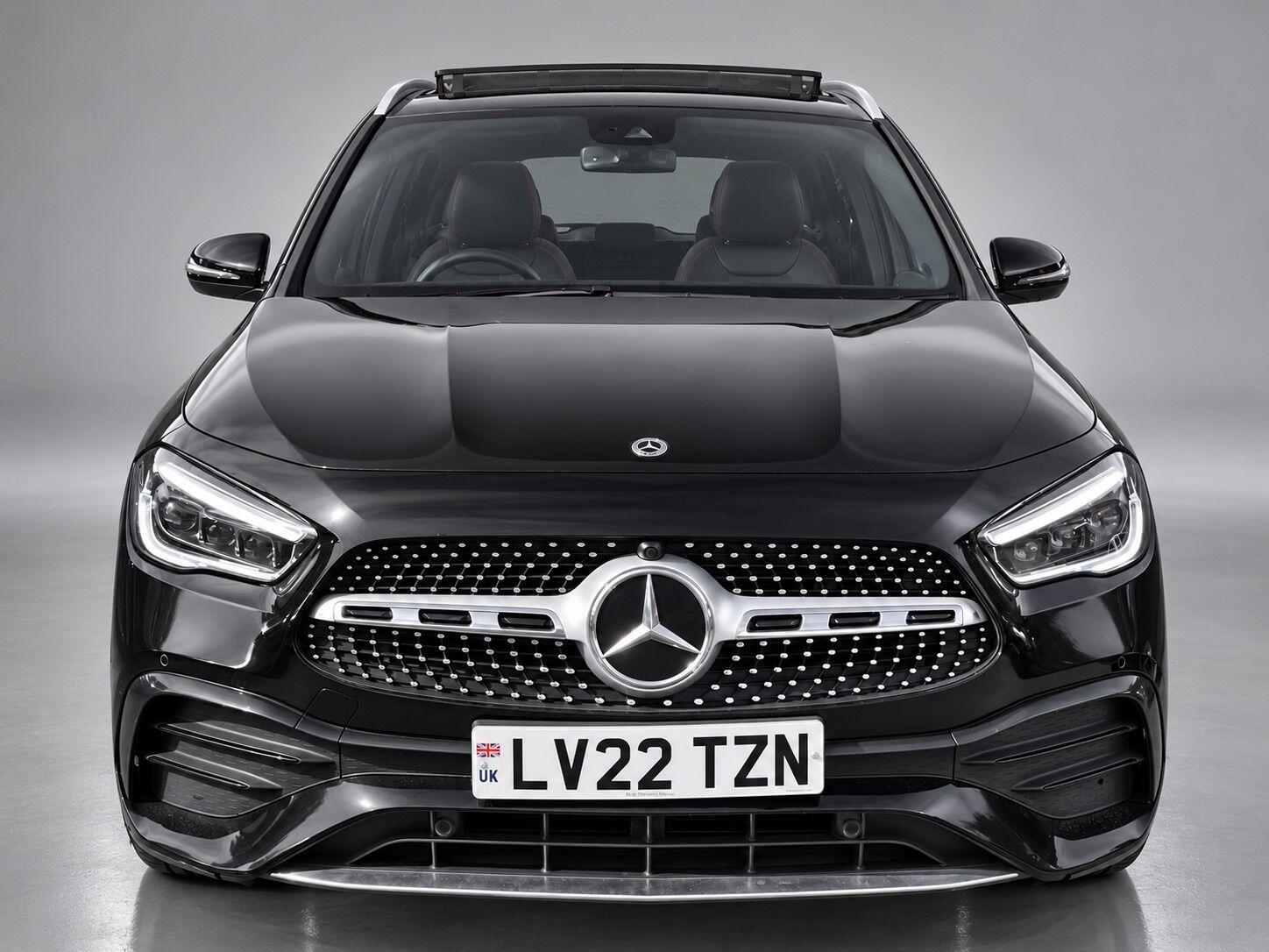 Mercedes-Benz GLA view 3
