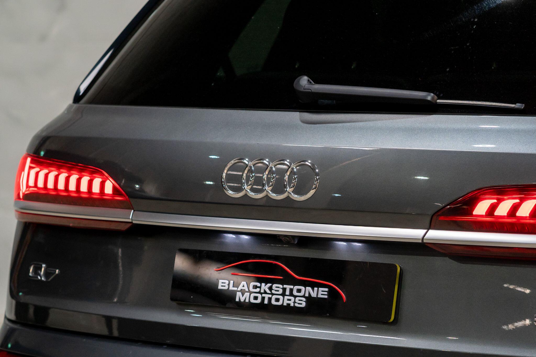 Audi Q7 view 11