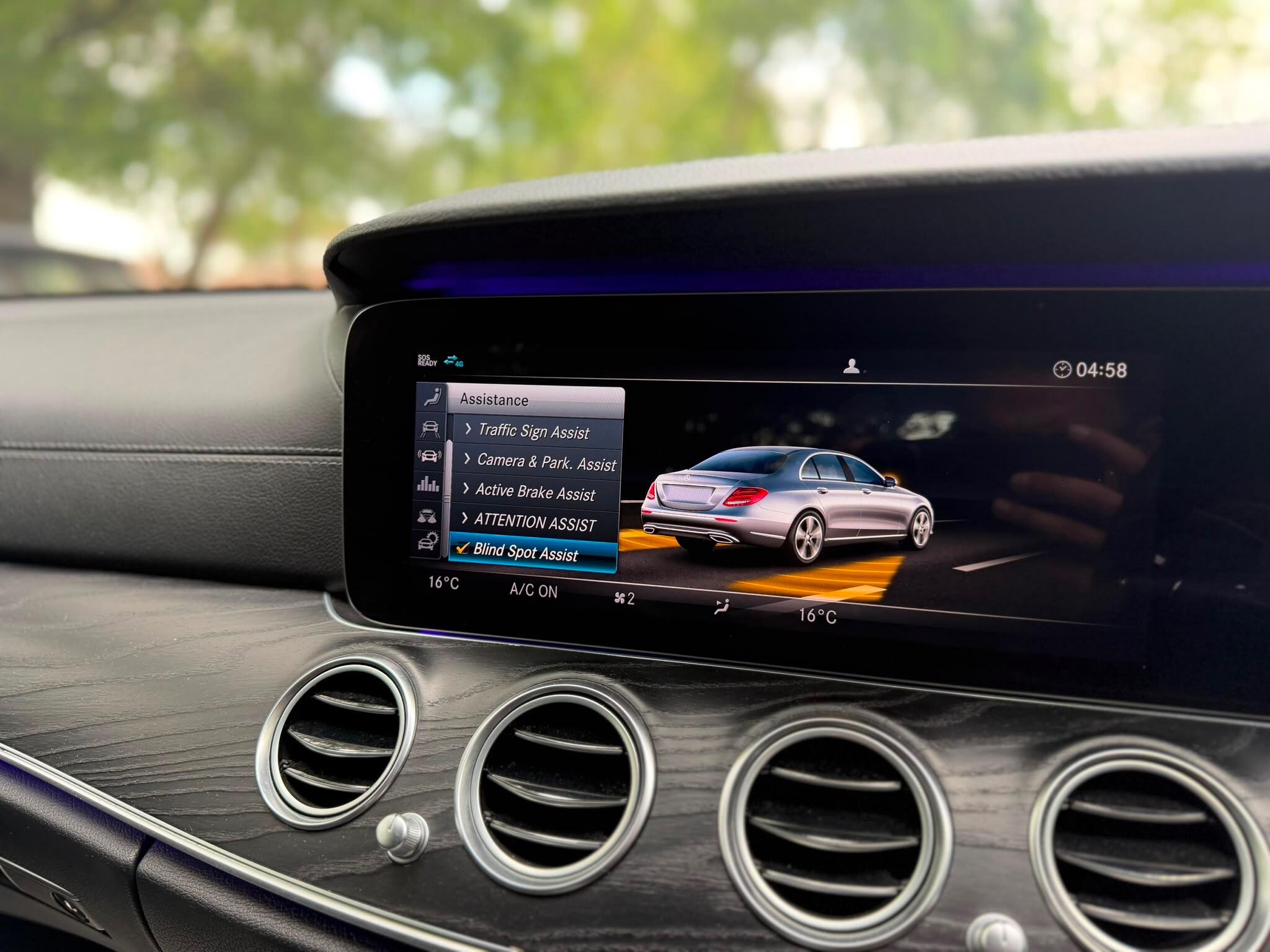 Mercedes-Benz E-Class view 27