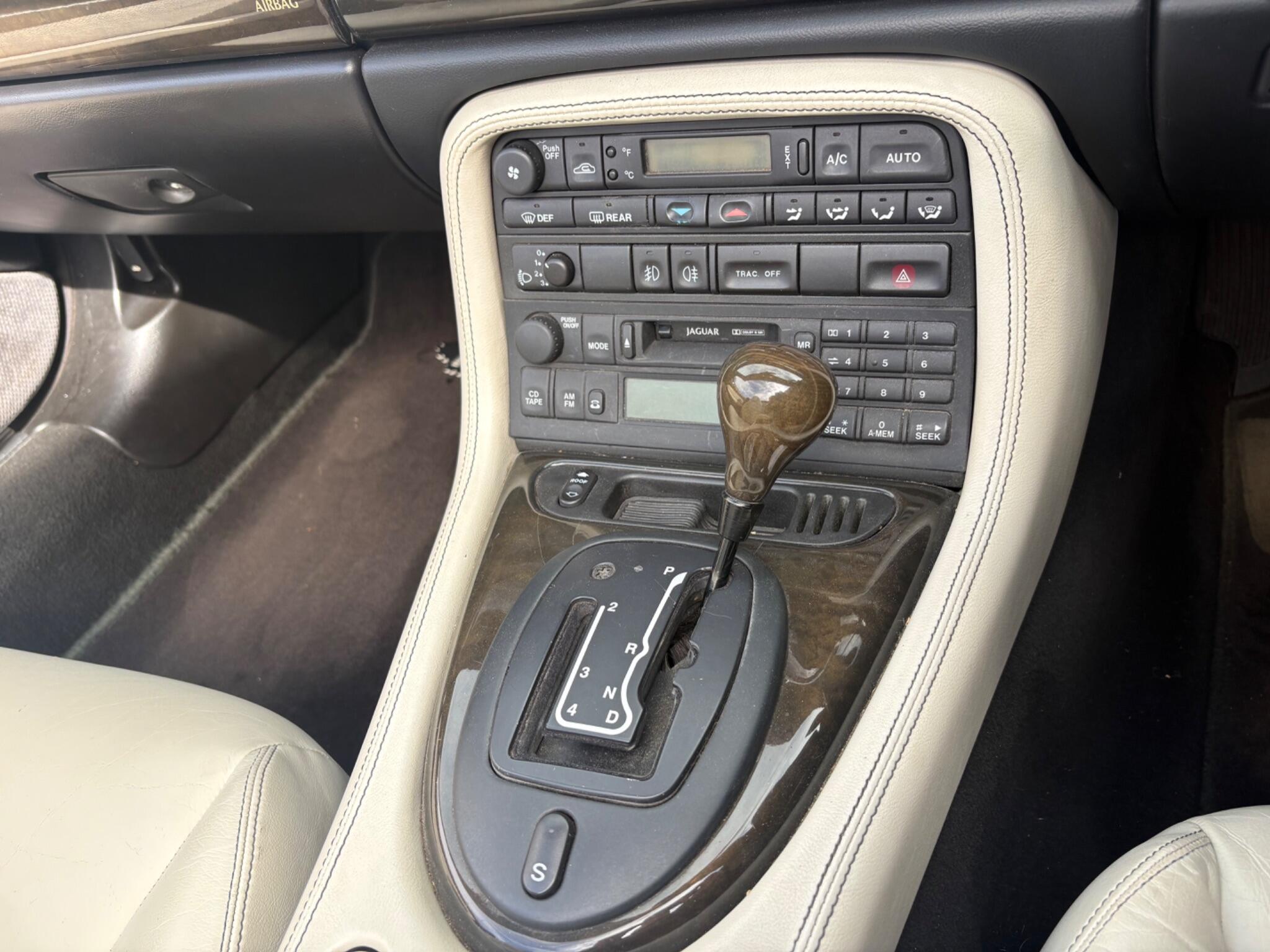 Jaguar XK8 view 21