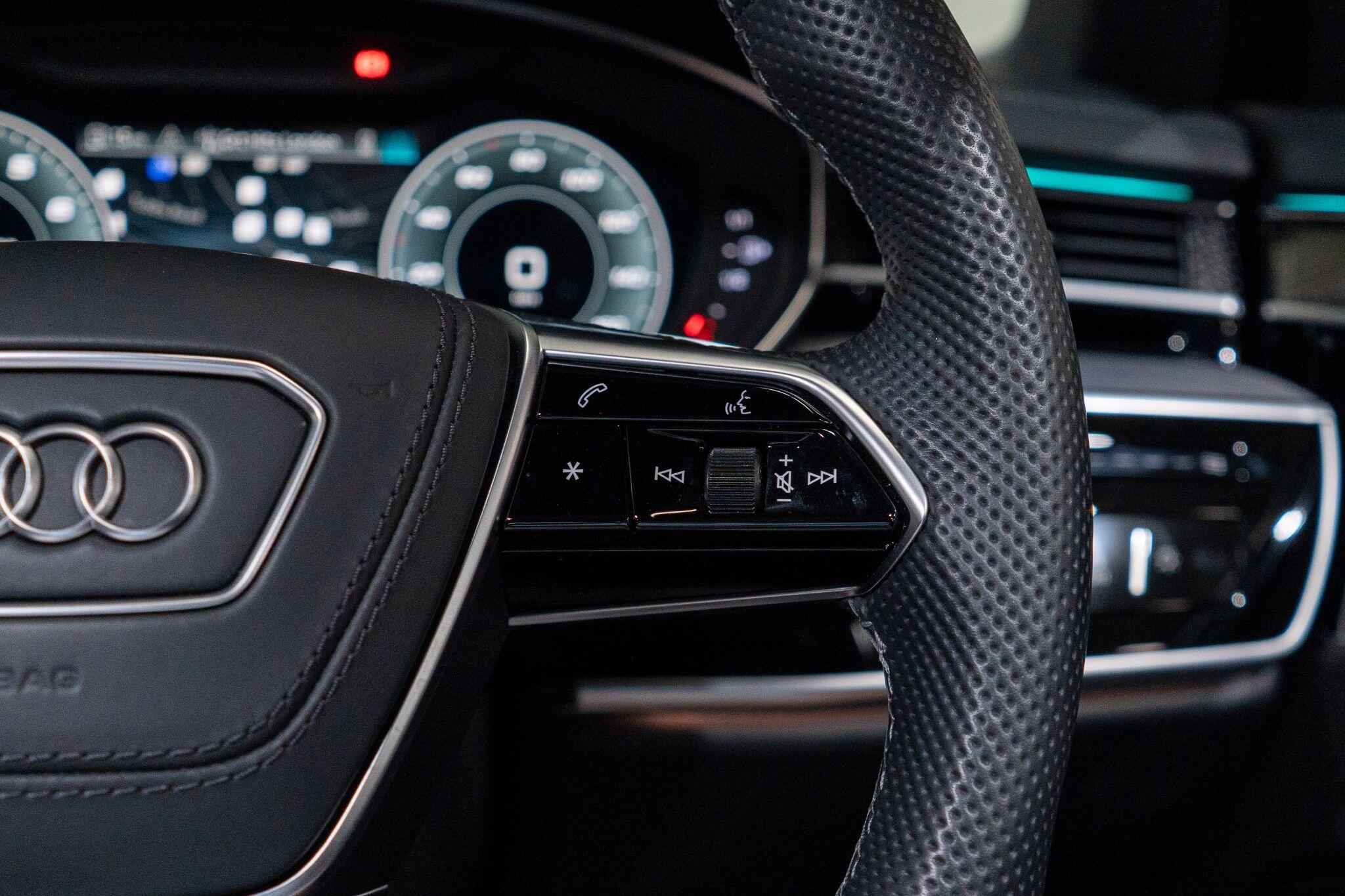 Audi S8 view 36