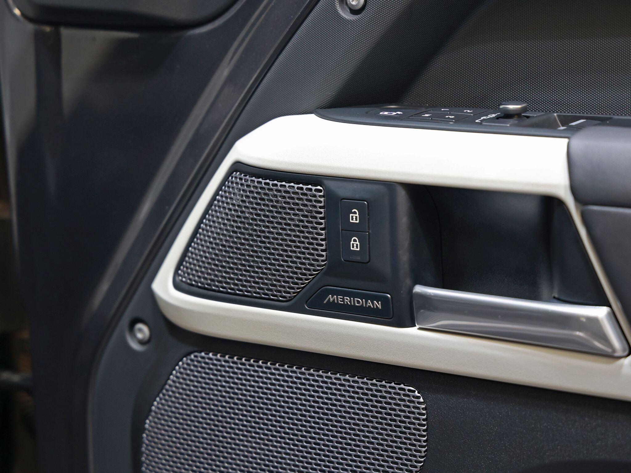 Land Rover Defender view 33