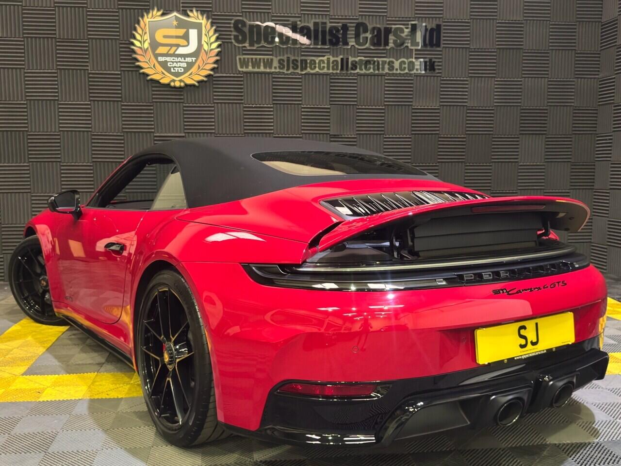 Porsche 911 view 34