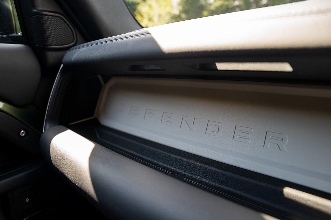 Land Rover Defender view 64