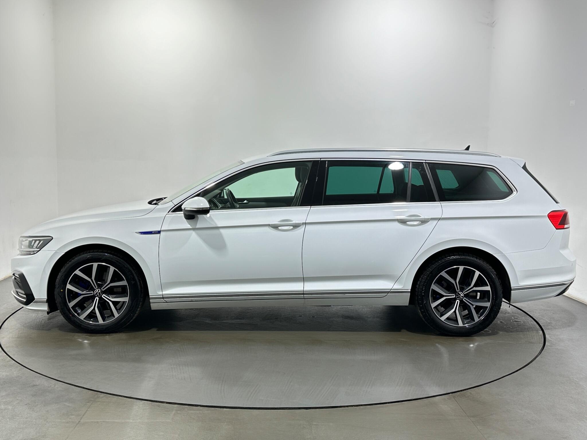 Volkswagen Passat view 5