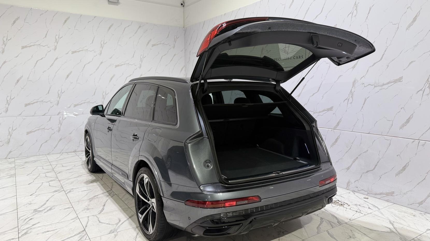 Audi Q7 view 47
