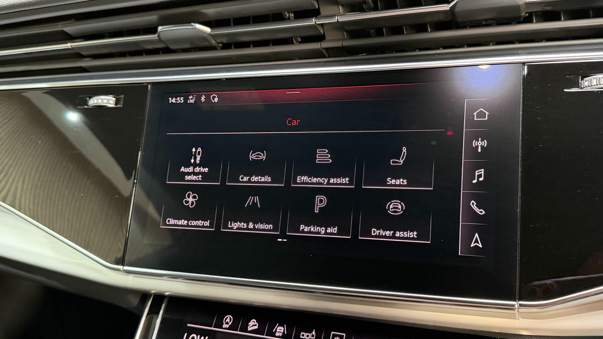 Audi Q8 view 21