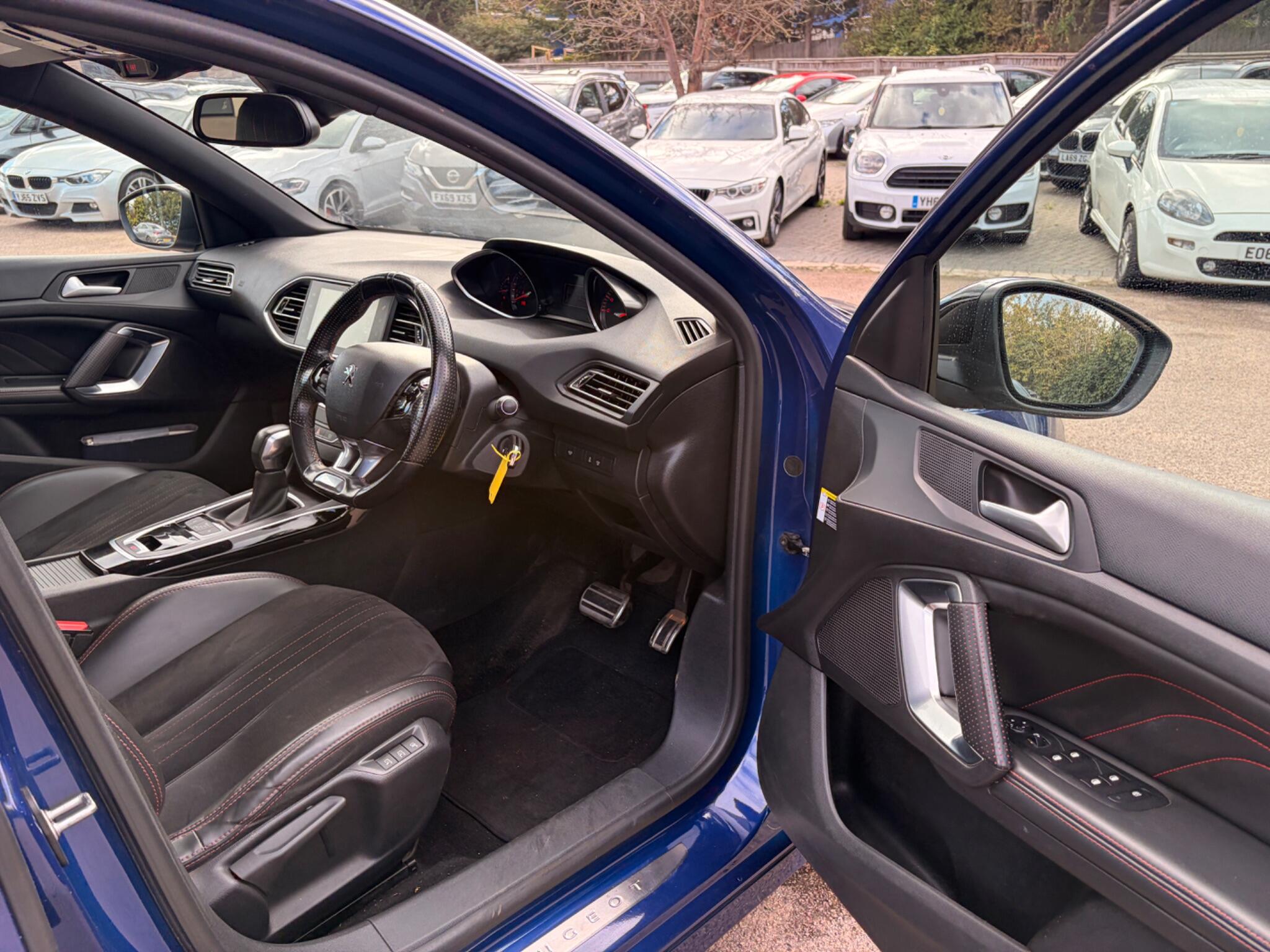 Peugeot 308 view 9