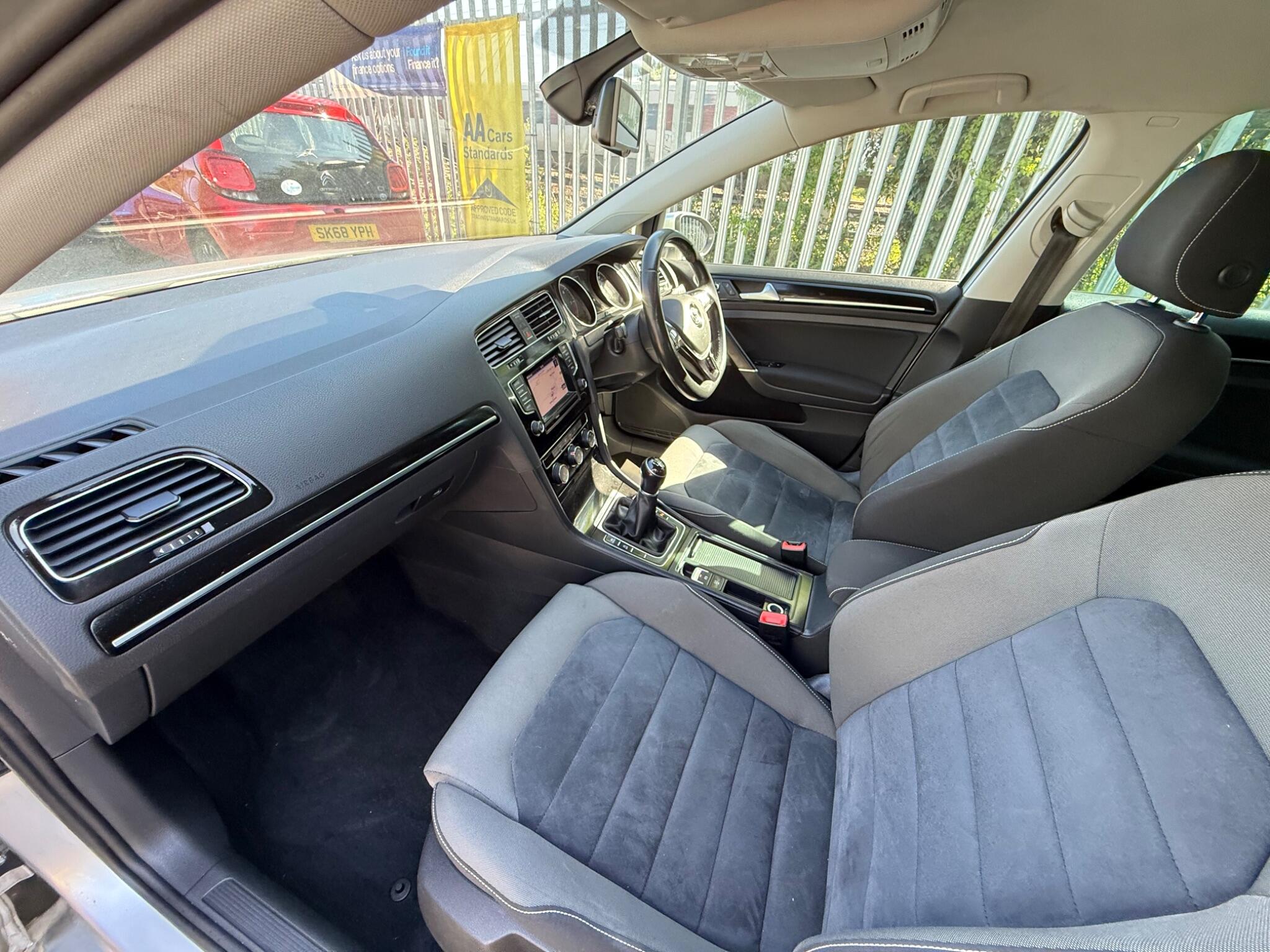 2014 Volkswagen Golf image 33