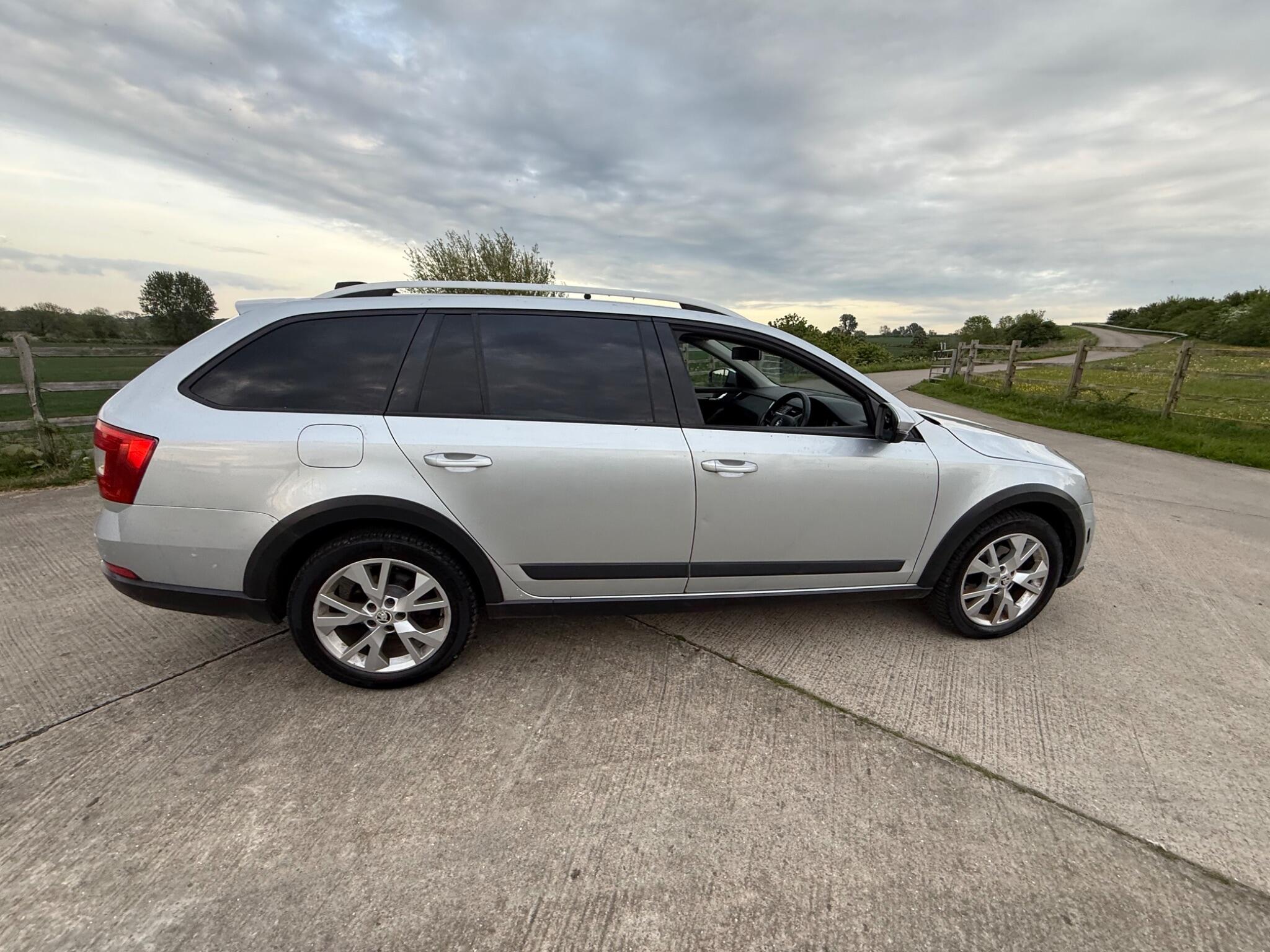 Skoda Octavia 2.0 TDI Scout 4WD Euro 6 (s/s) 5dr — photo 13 of 50