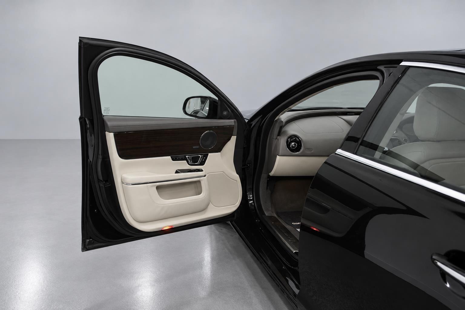 Jaguar XJ view 31