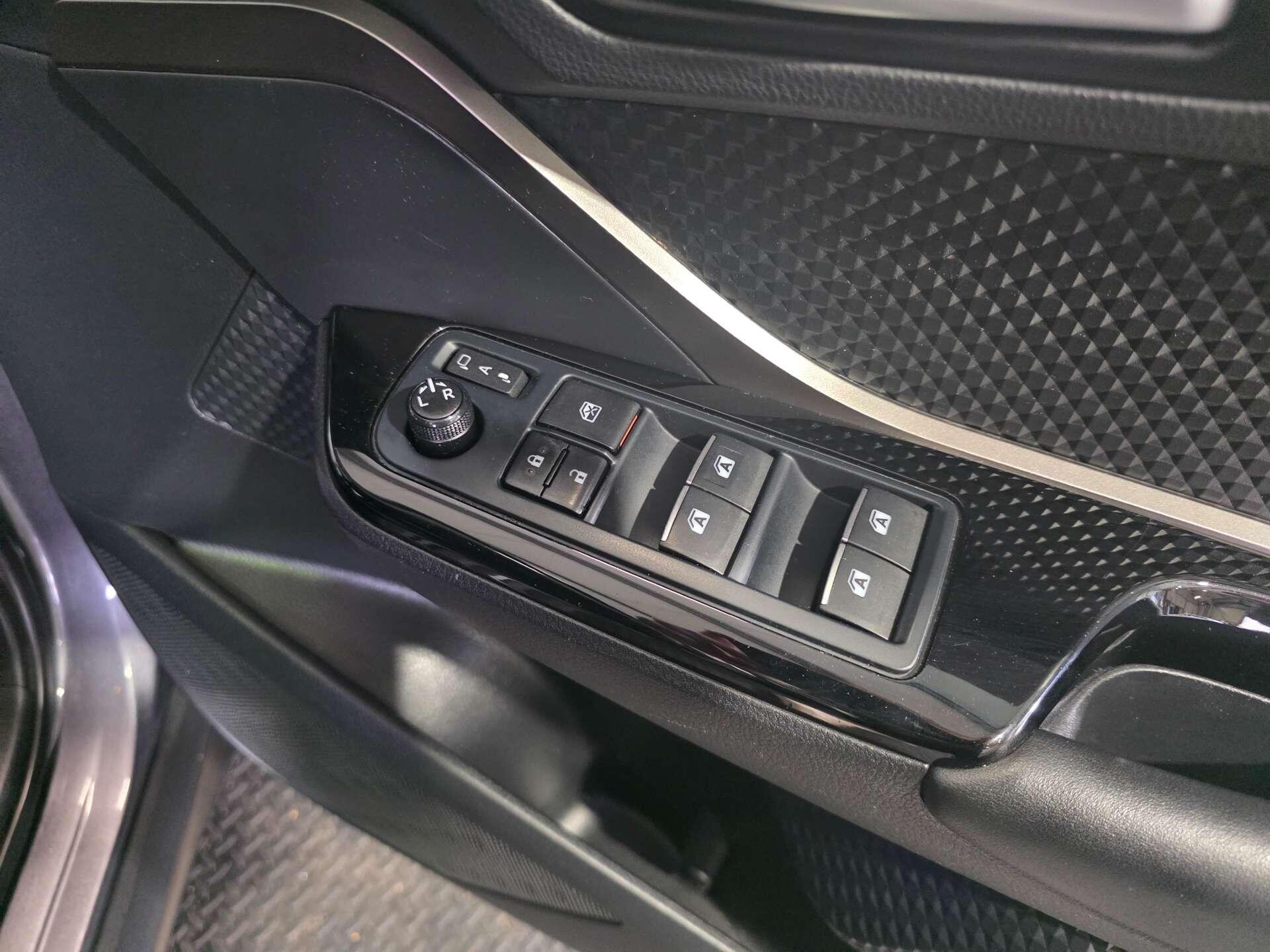 Toyota C-HR view 14