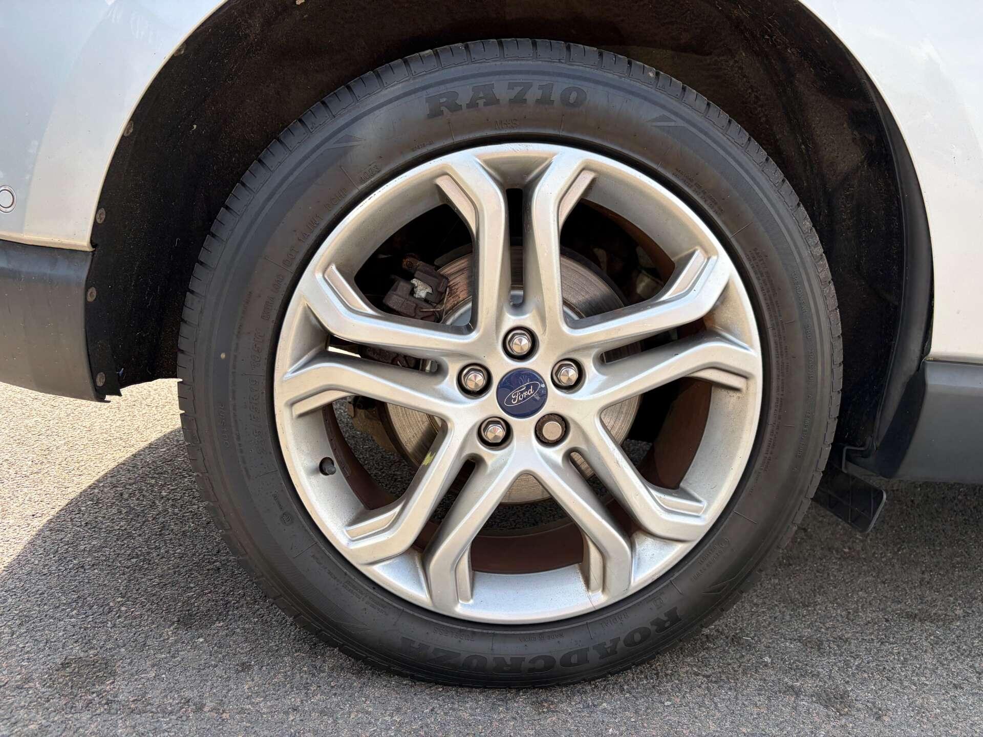 Ford Edge view 11