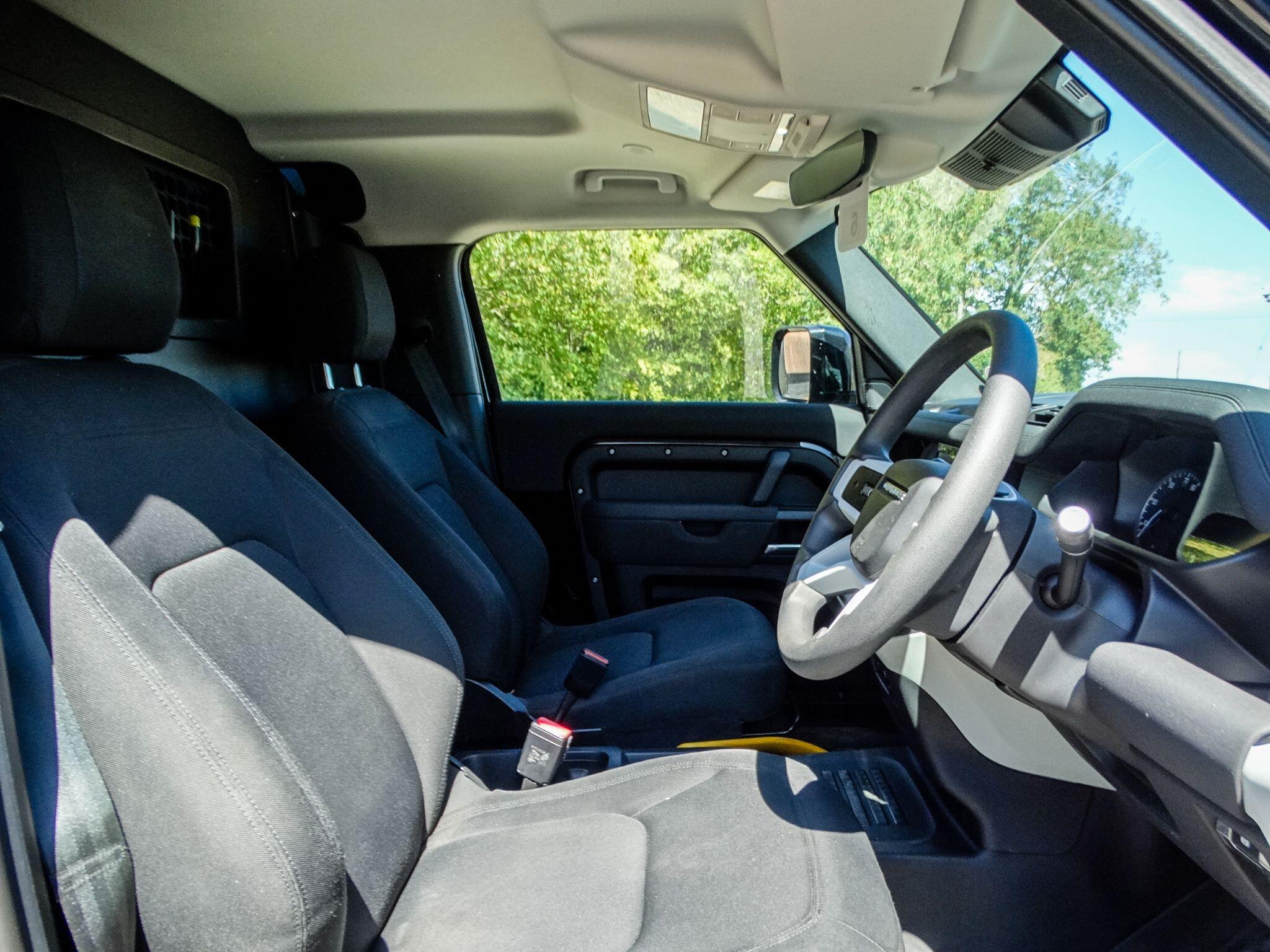 Land Rover Defender 90 view 23
