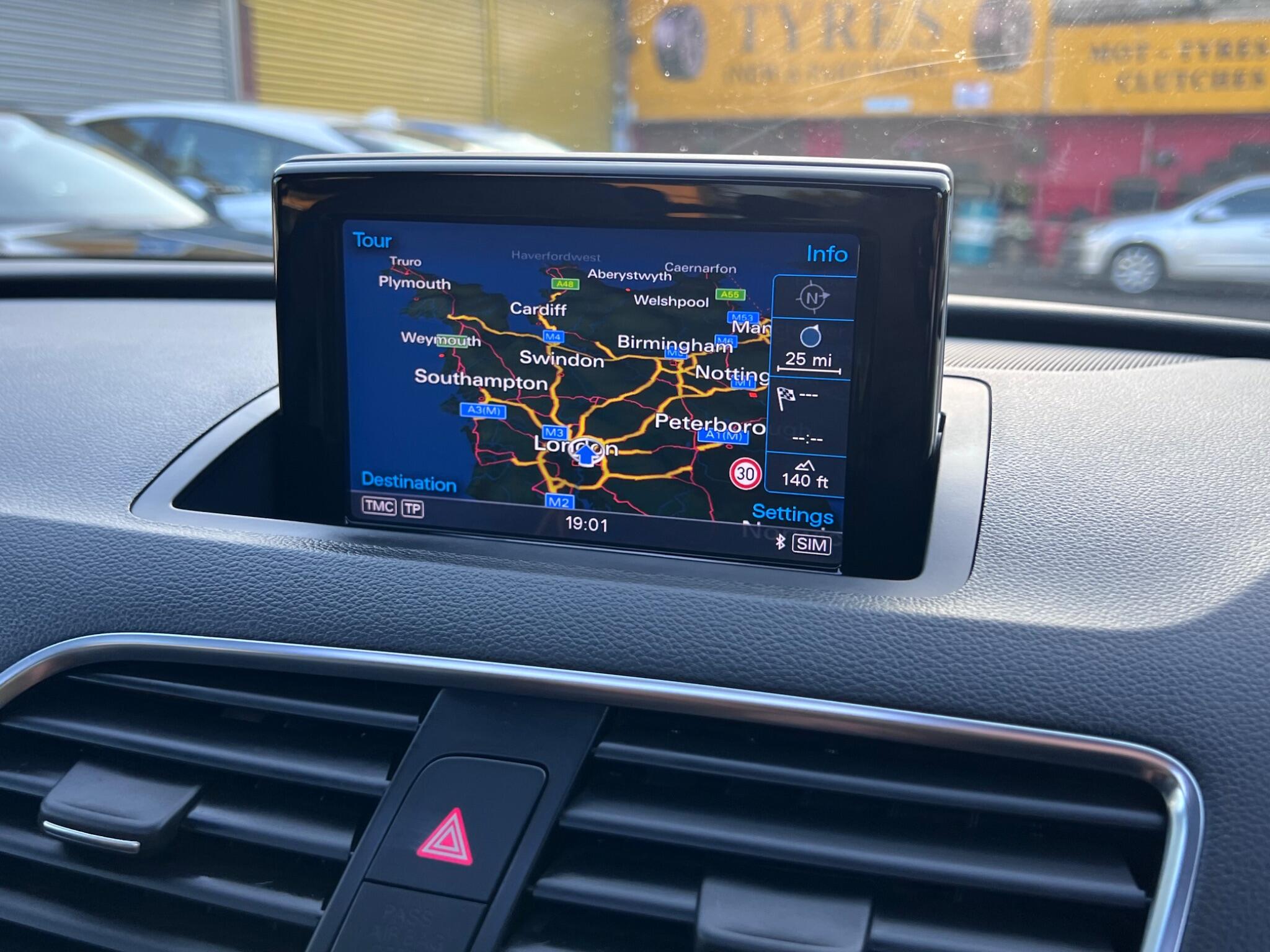 Audi Q3 view 21