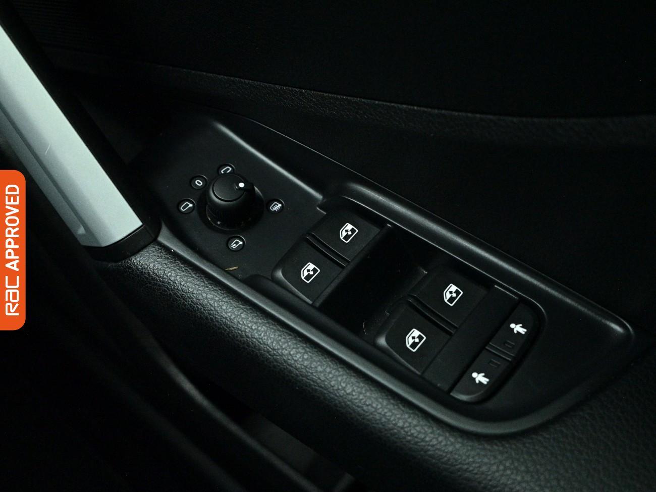 Audi Q2 view 29